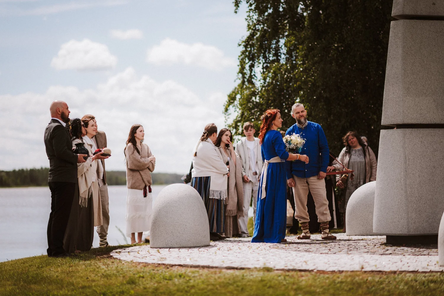 Ceremonijas kopskats pie ūdens
