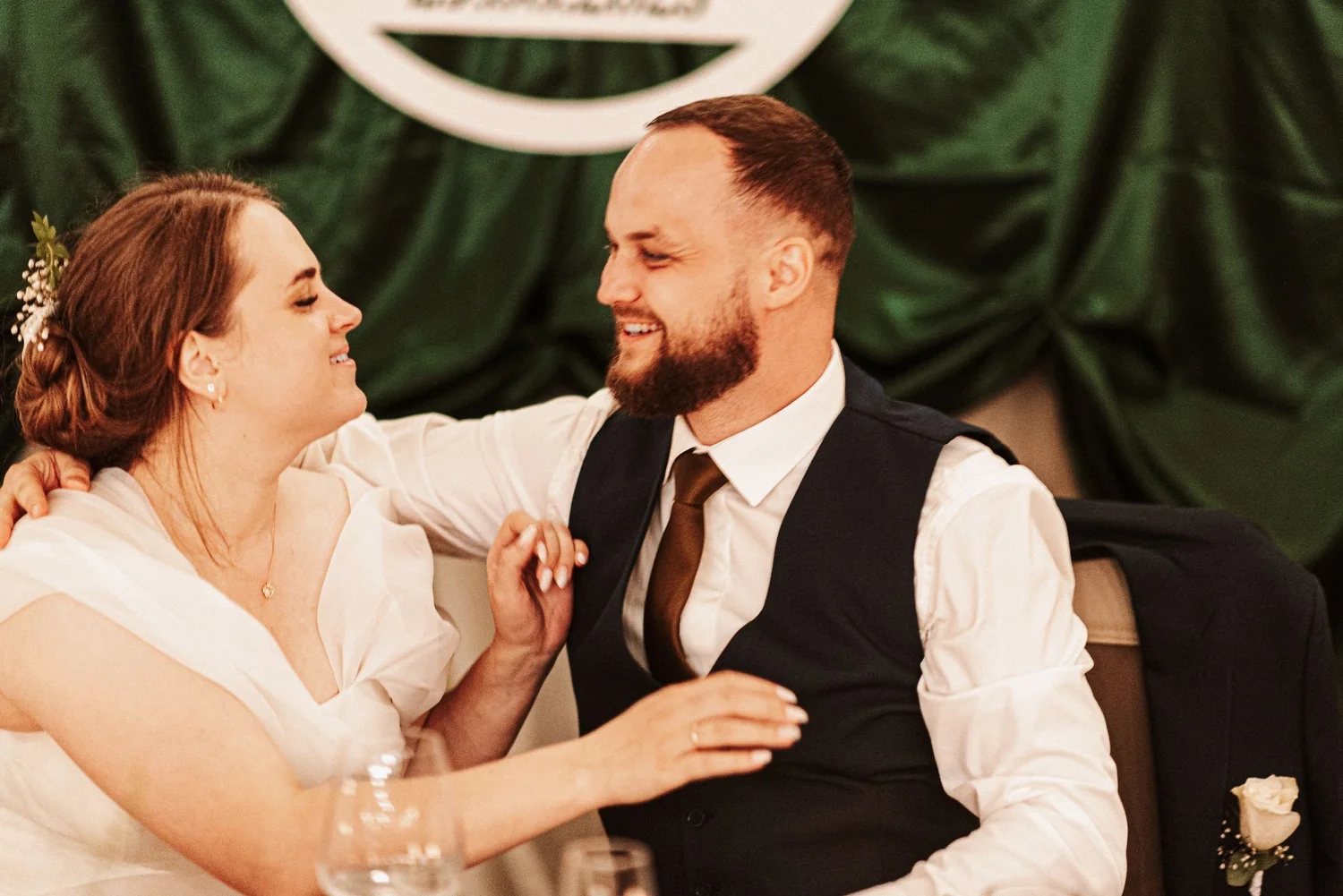 Ilze un Raivis sirsnīgā mirklī pie svinību galda Lācītēs.