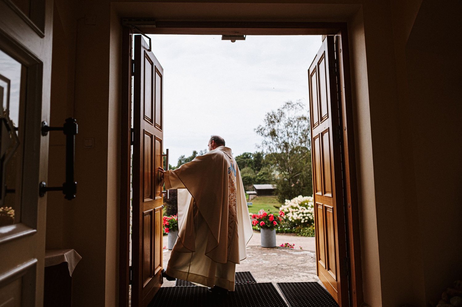 Priesteris atver Cesvaines katoļu baznīcas durvis pirms ceremonijas.