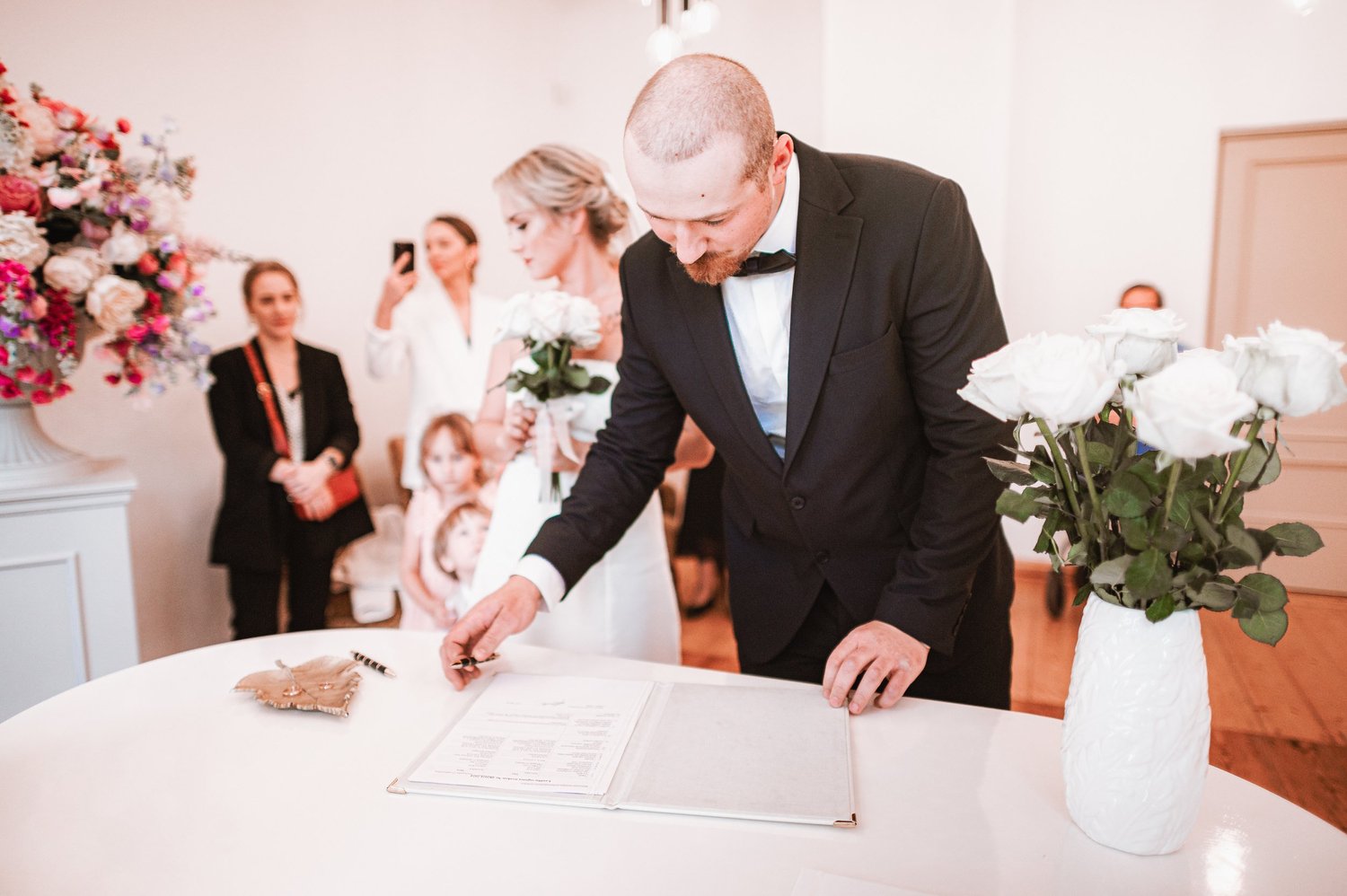 Edgars paraksta laulības dokumentu kāzu ceremonijā.
