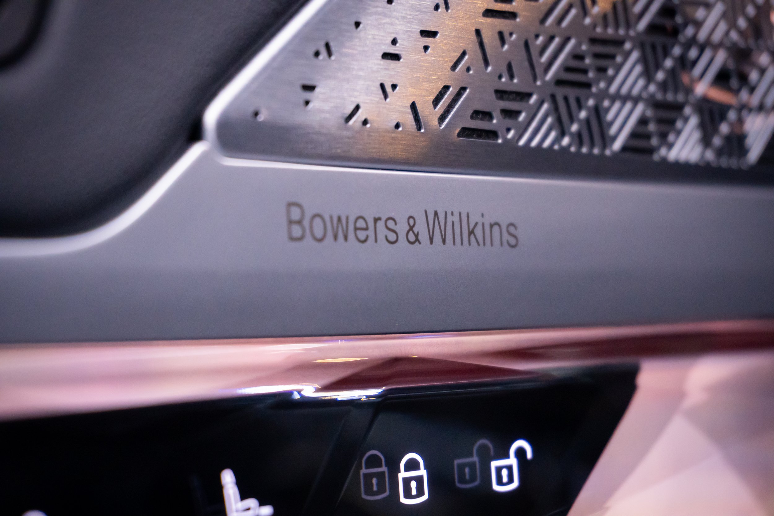 Bowers & Wilkins решетка на BMW i7