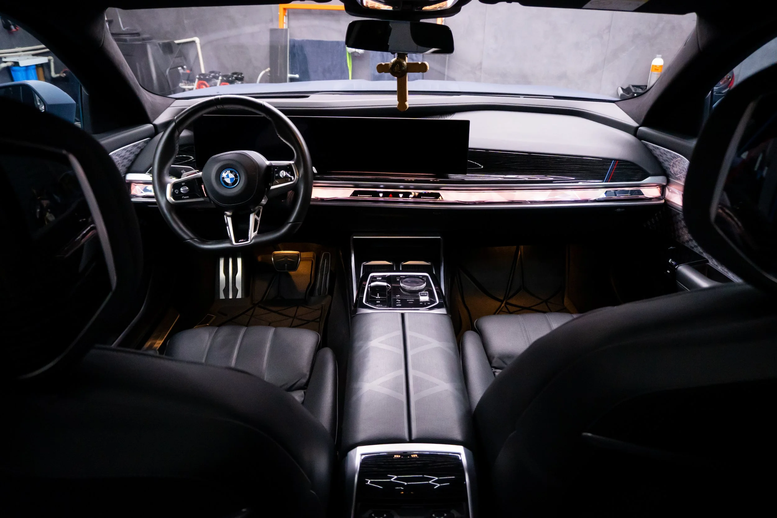 BMW i7 след професионален интериорен детайлинг в Nebula Detailing София