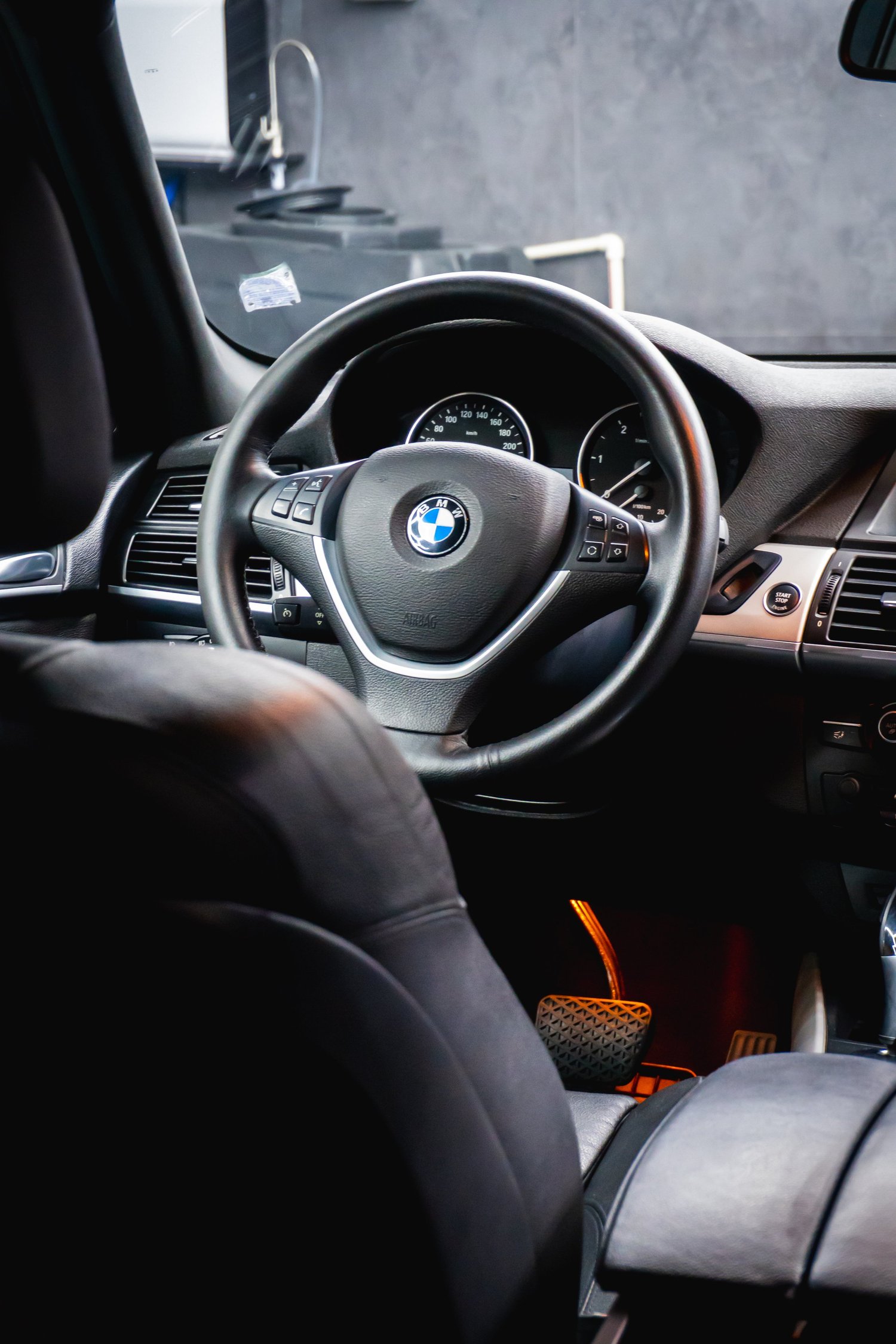 Шофьорска зона на BMW X5 след почистване