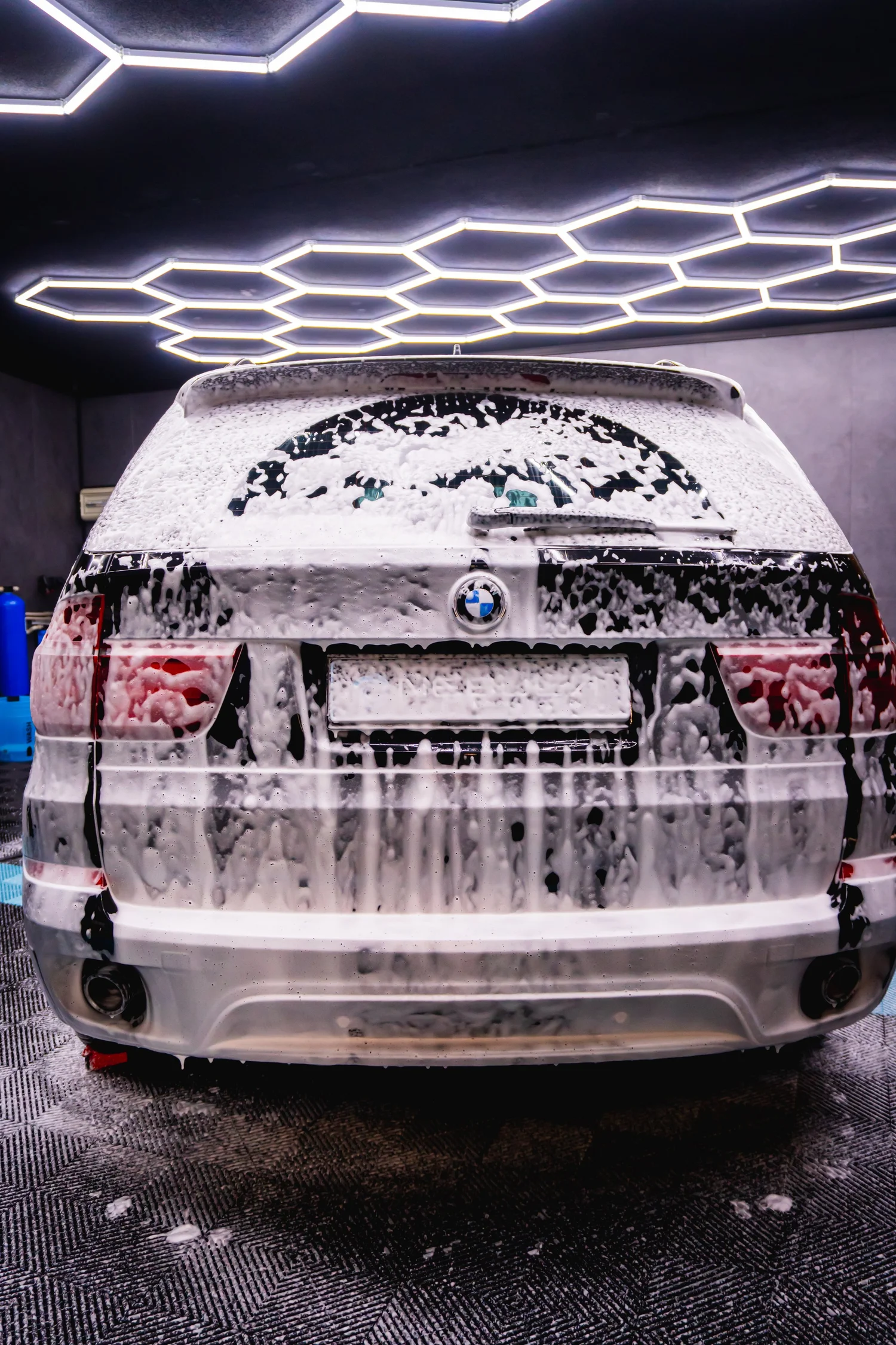 Задна част на BMW X5 при измиване