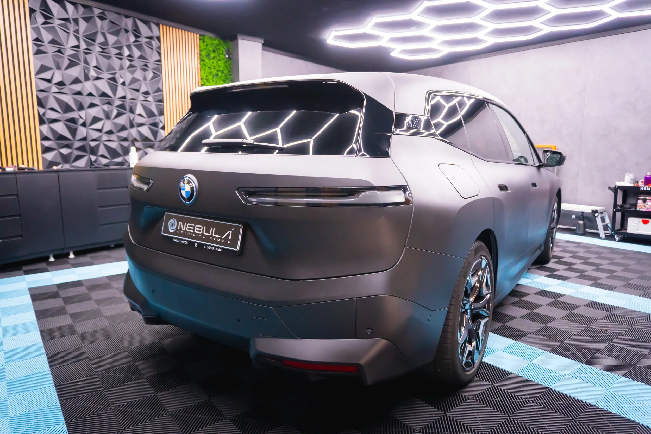 Задна част на BMW iX след детайлинг
