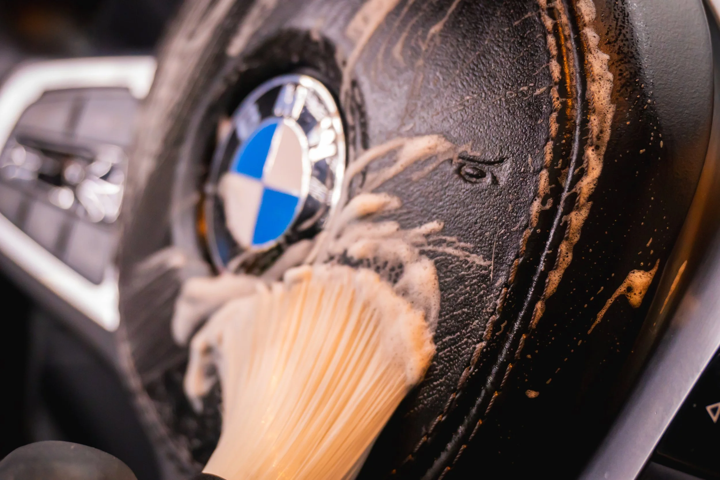 Почистване на BMW емблема при BMW X5