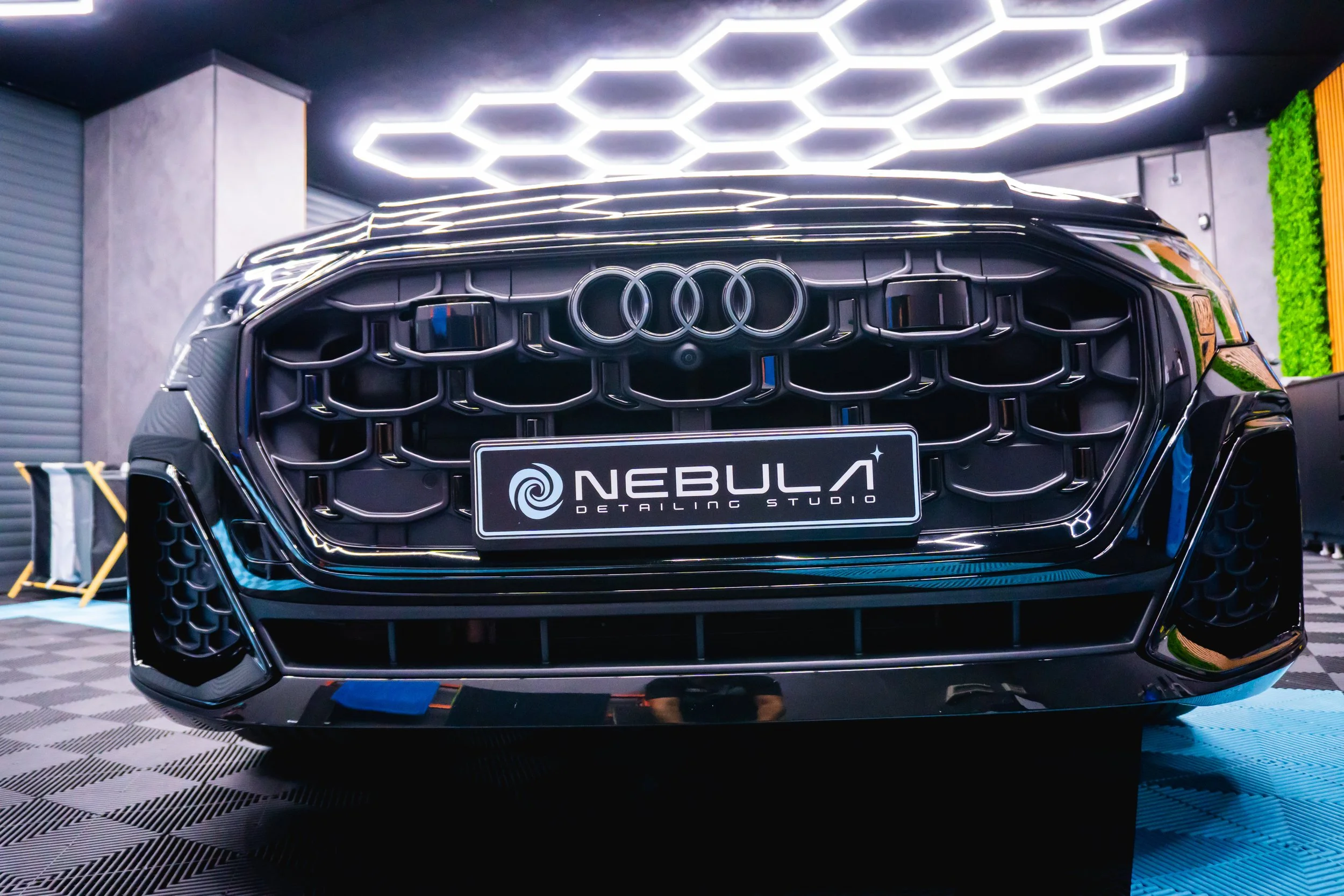 Audi Q8 · финален фронтален кадър