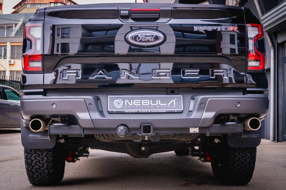 Поглед към задната част на Ford Raptor