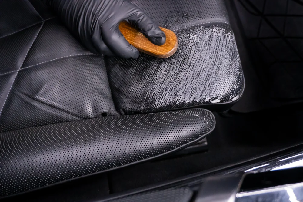 Детайлно почистване на кожена седалка BMW i7