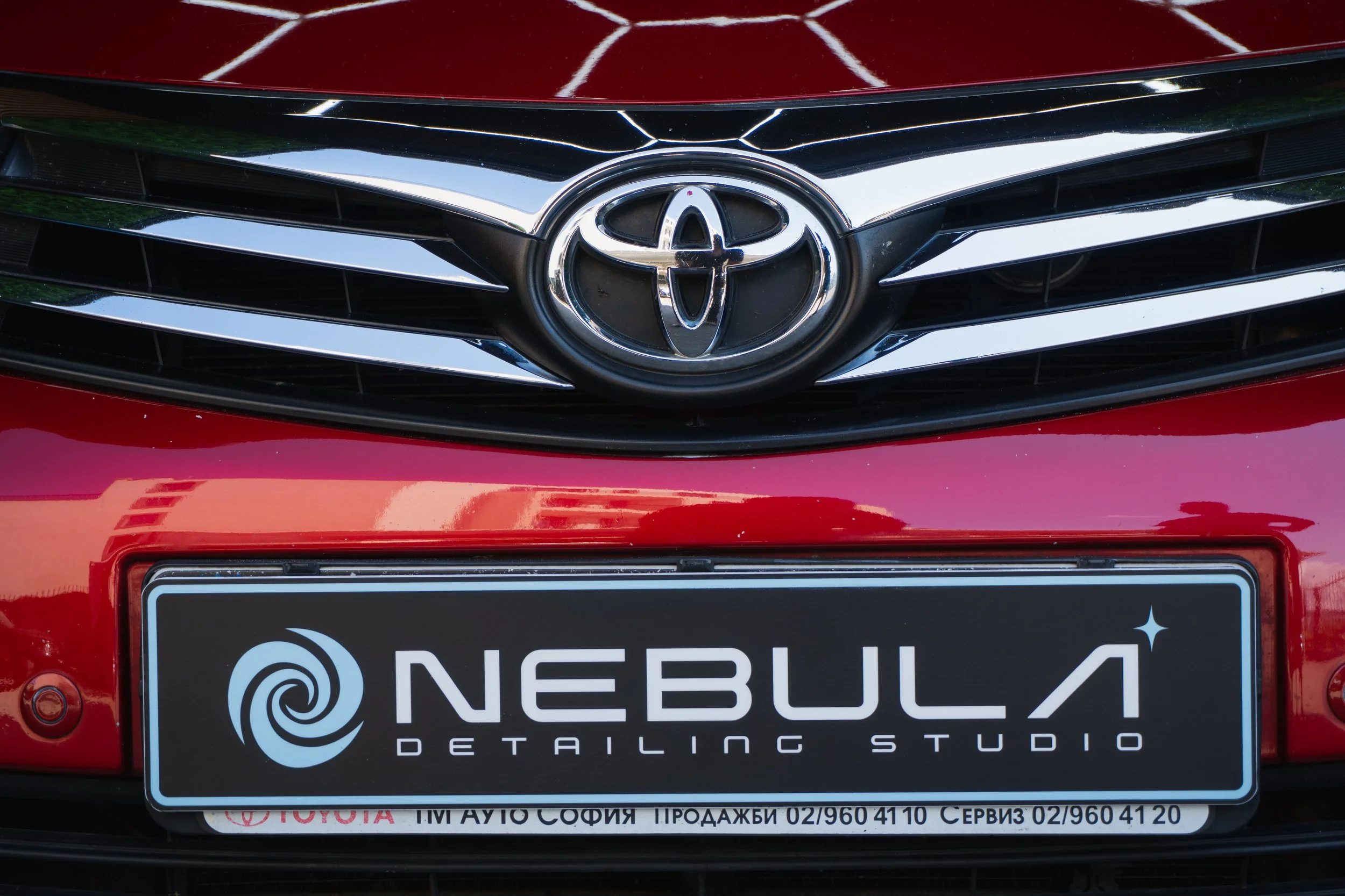 Предна емблема и решетка на Toyota Corolla