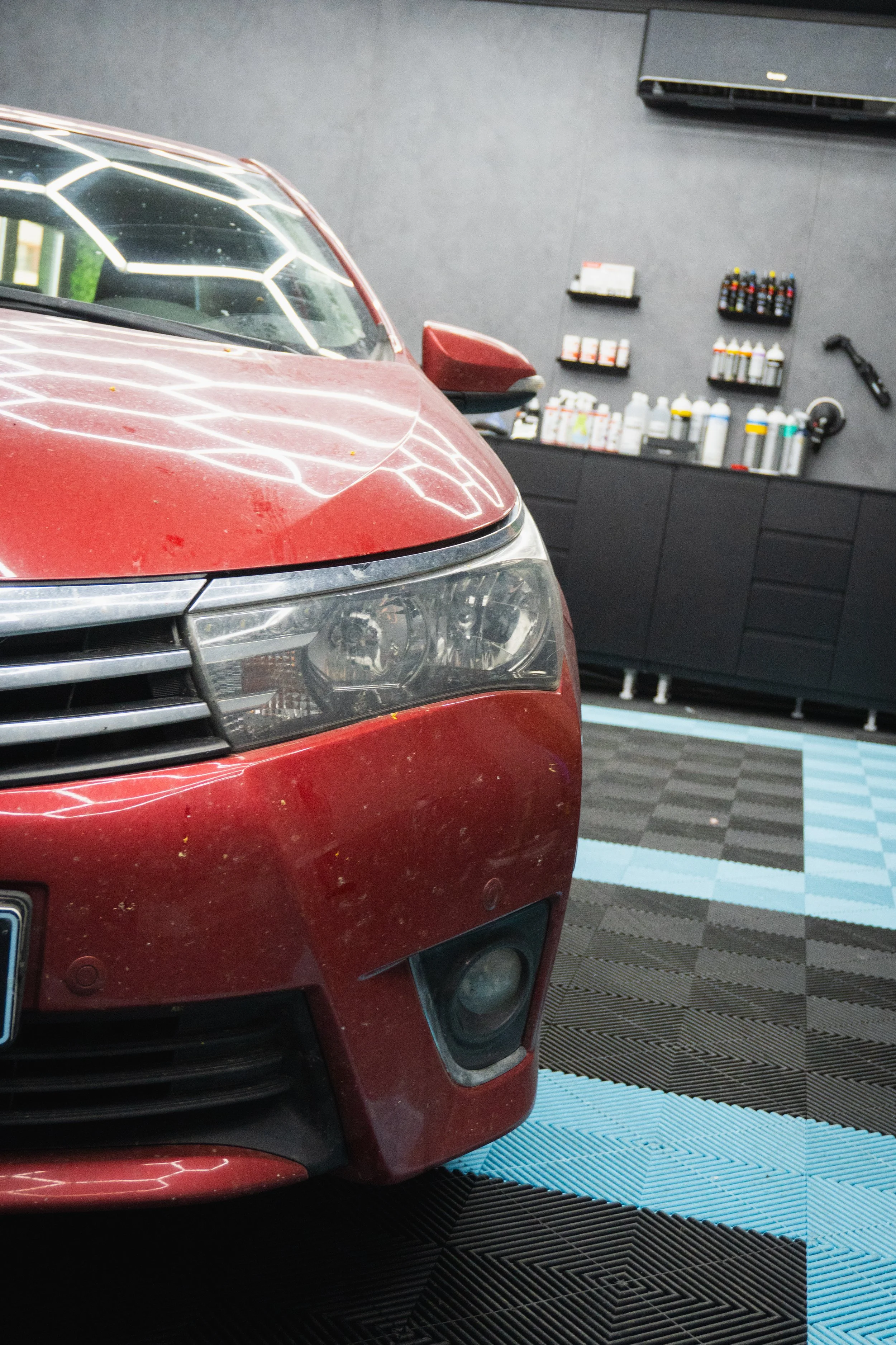 Замърсявания по предната част на Toyota Corolla