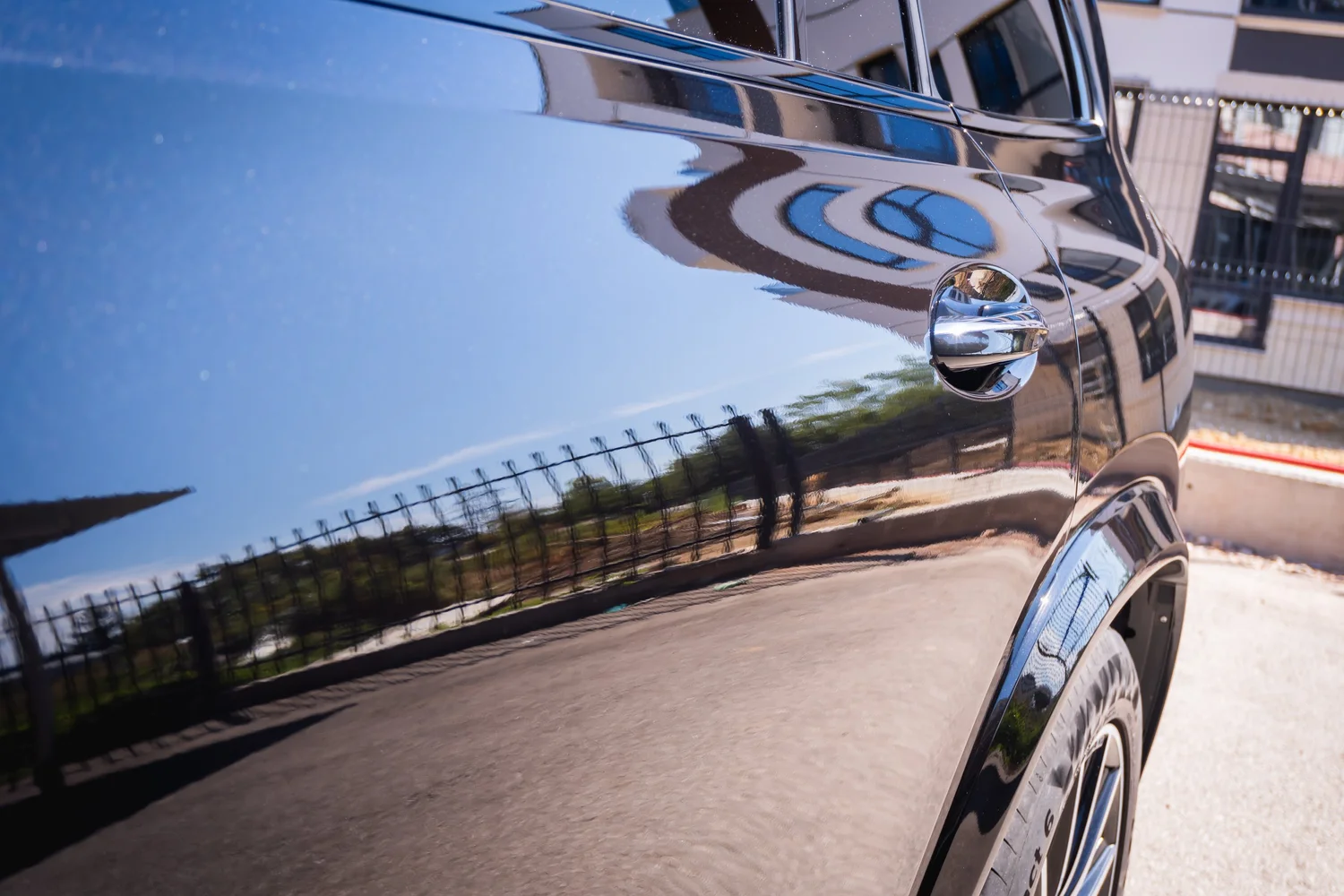 Чисто отражение в боята на Mercedes-Benz GLS след полиране