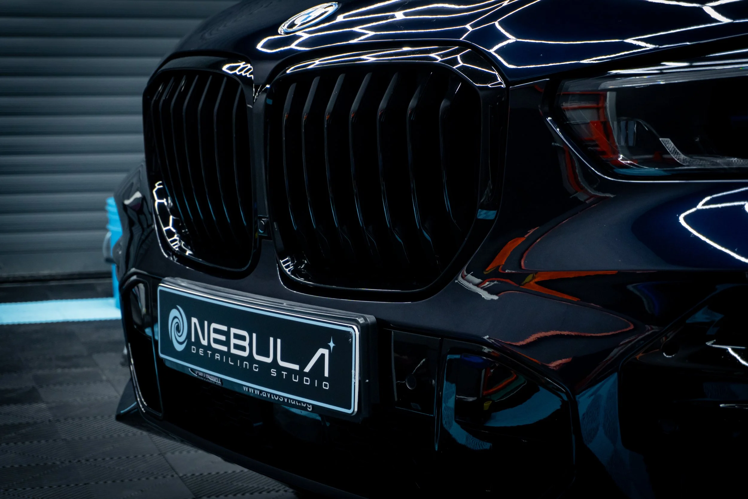 Предна решетка и табела Nebula на BMW X5