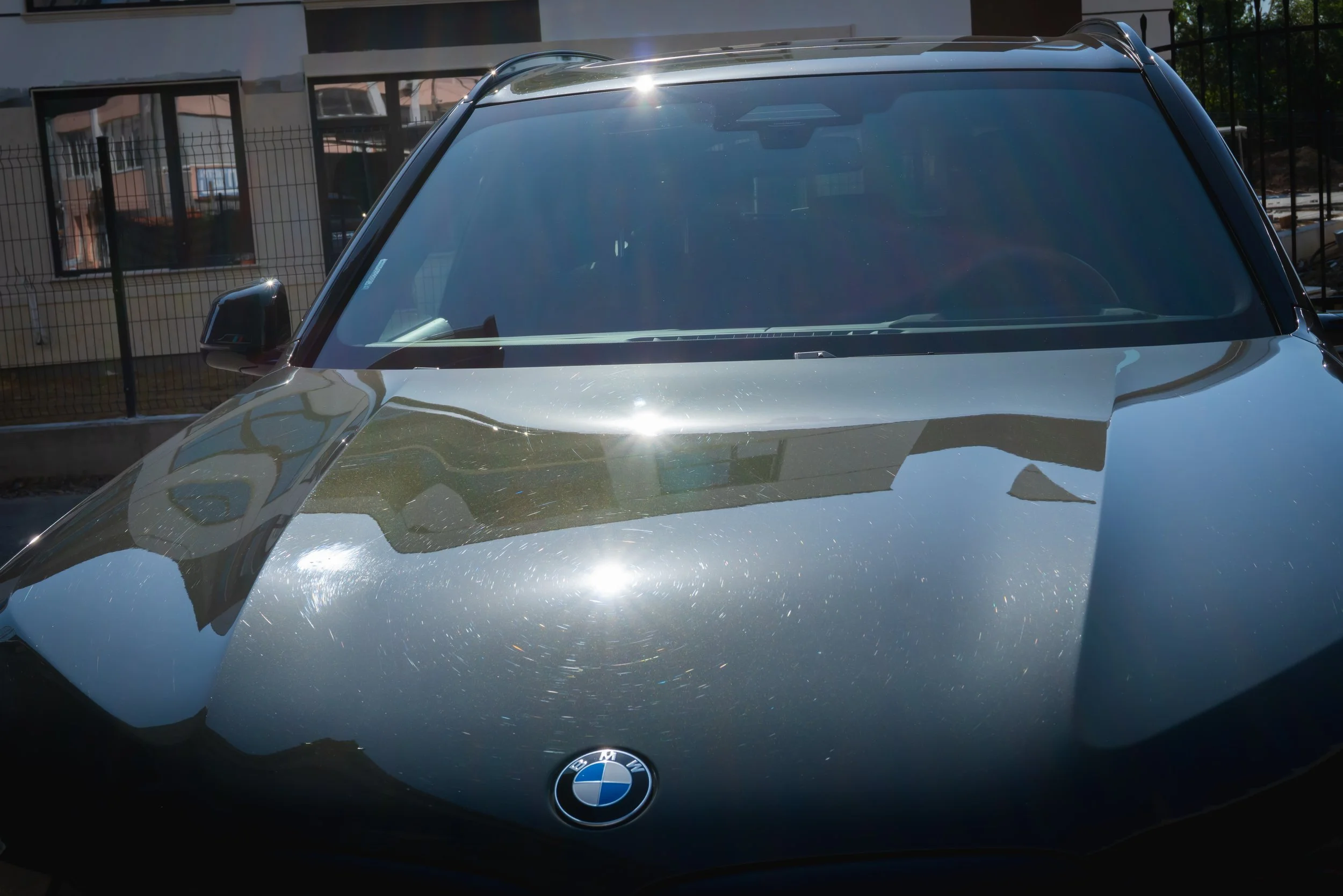 Следи от неправилно измиване върху капака на BMW X5 преди полиране