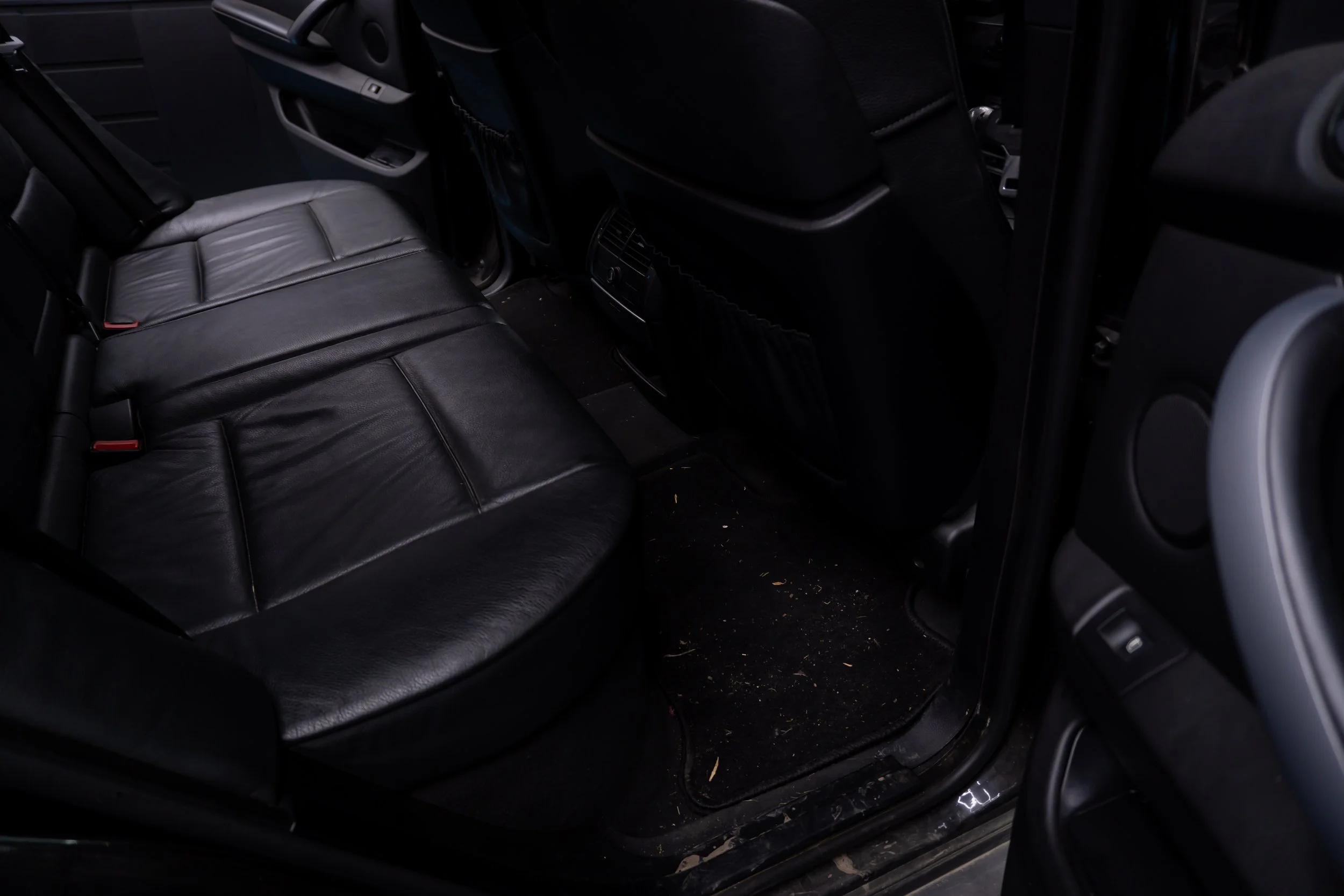 Задна част на интериора на BMW X5 преди почистване