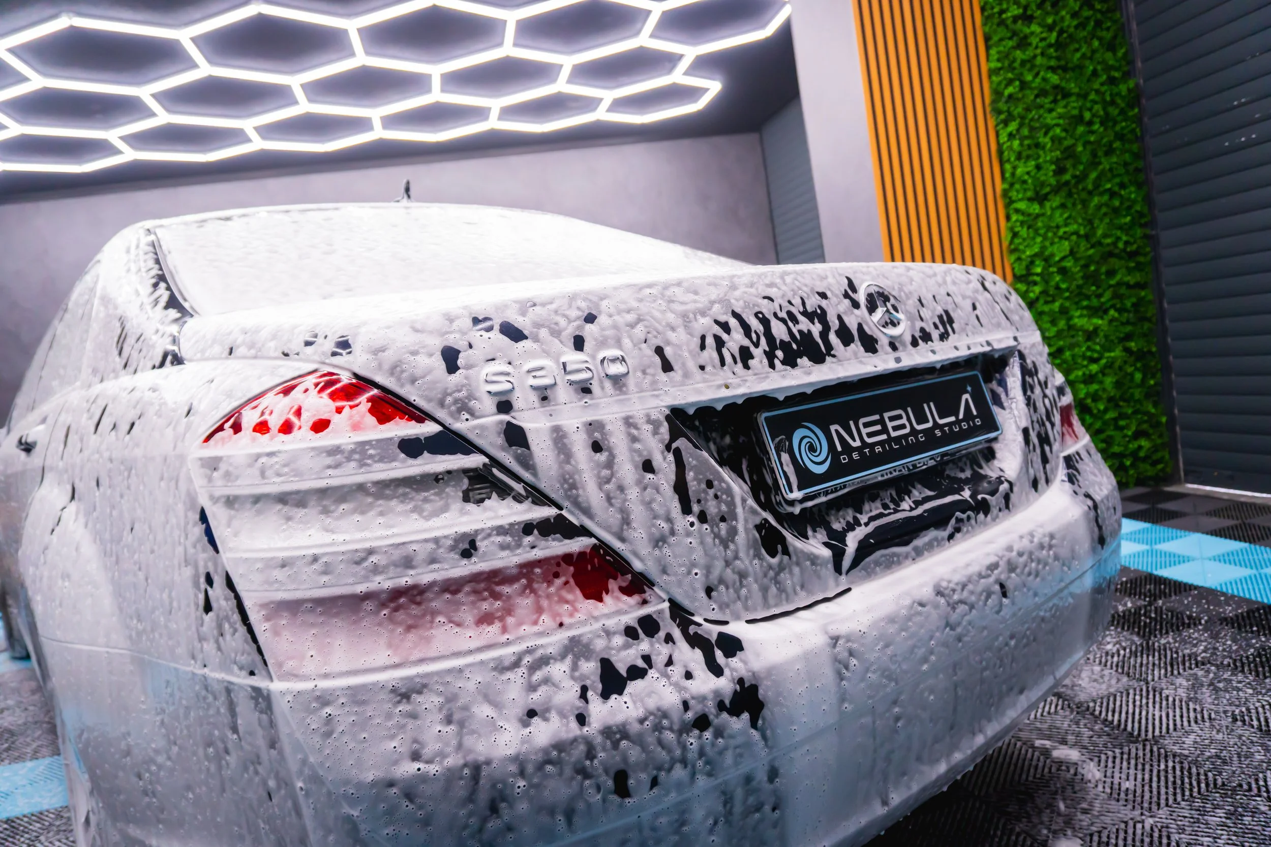 Mercedes-Benz S 350 по време на външно измиване