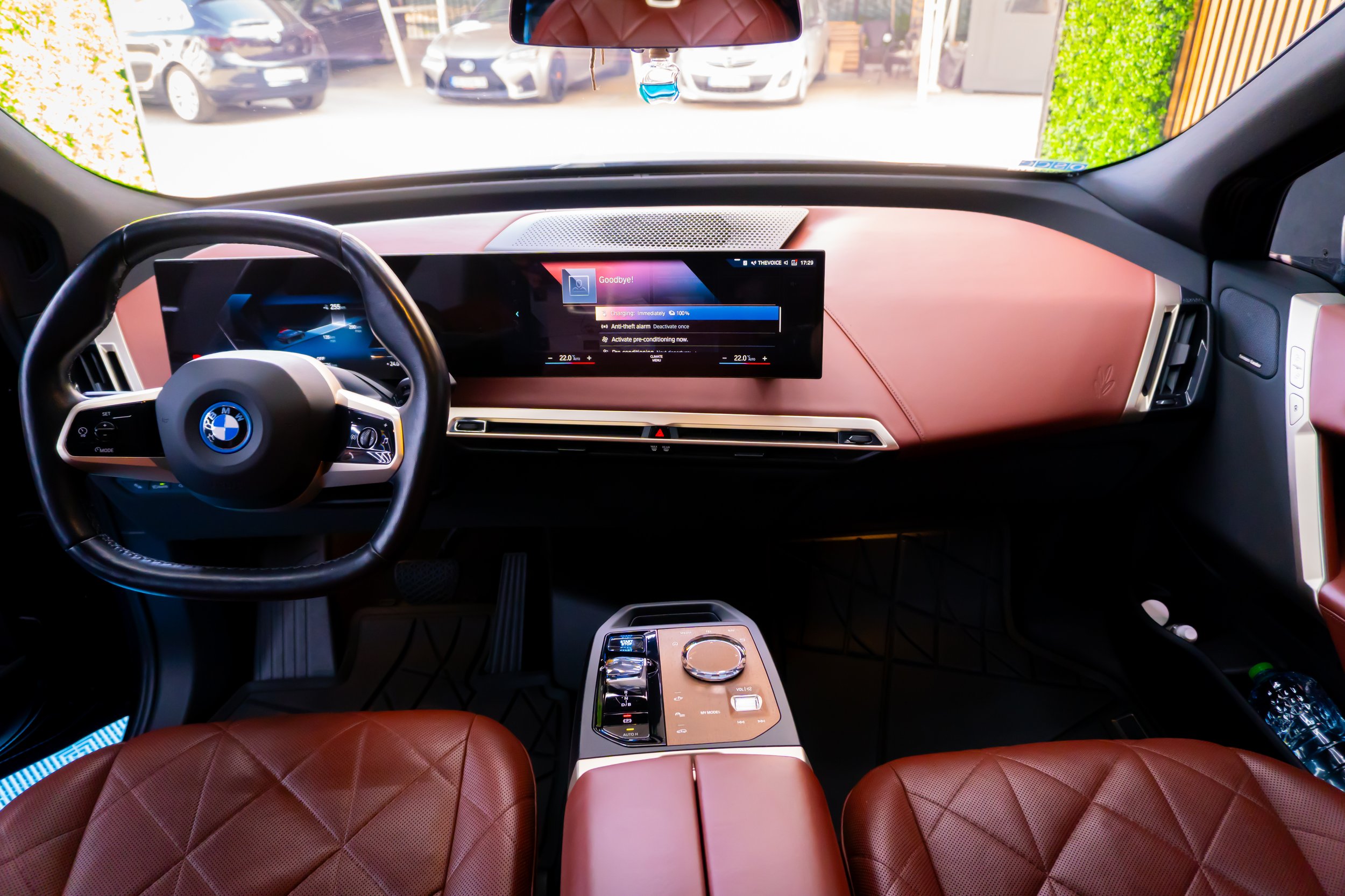 Дисплей и централна зона на BMW iX