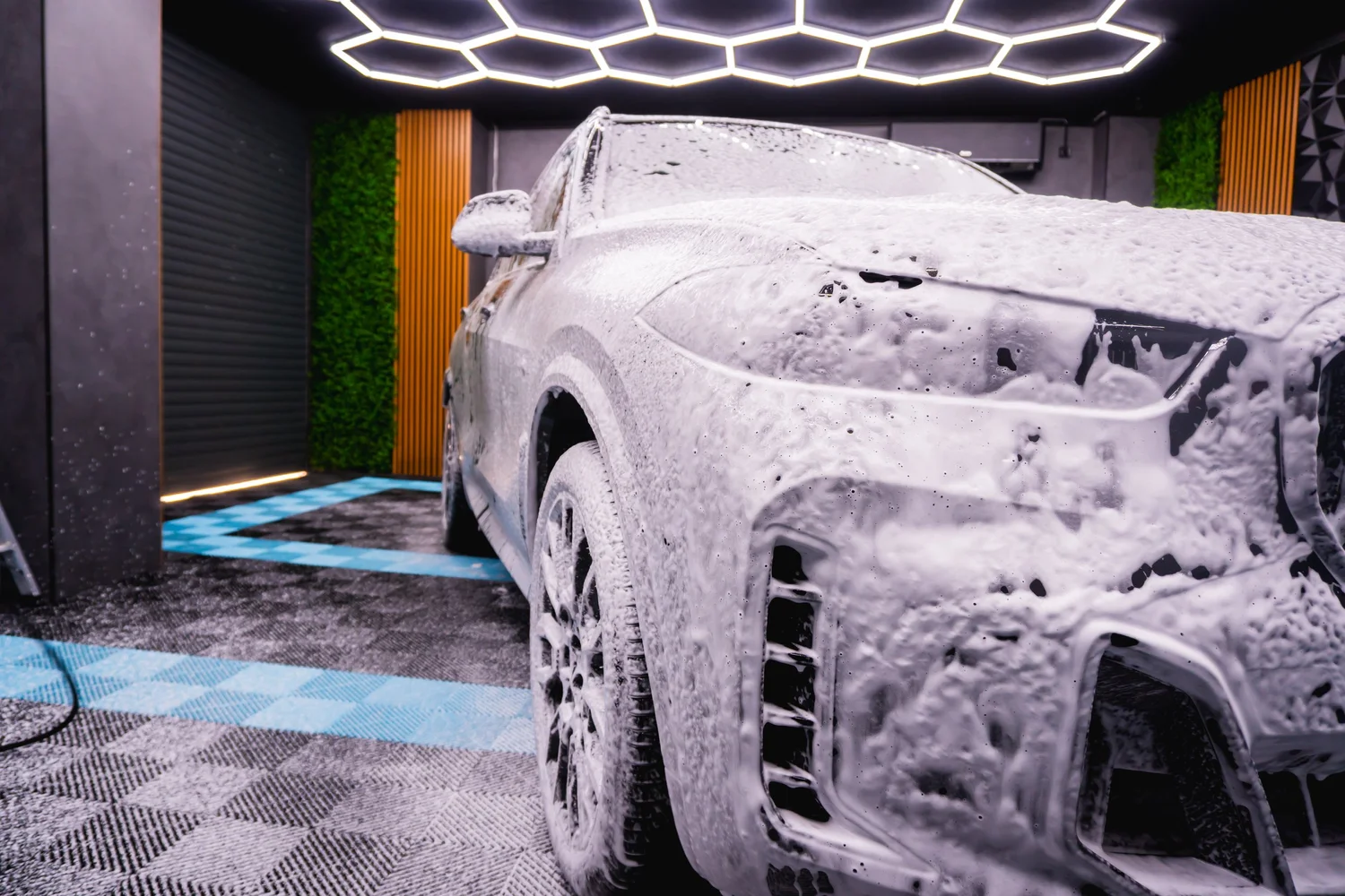 Предварително измиване с активна пяна на BMW X5