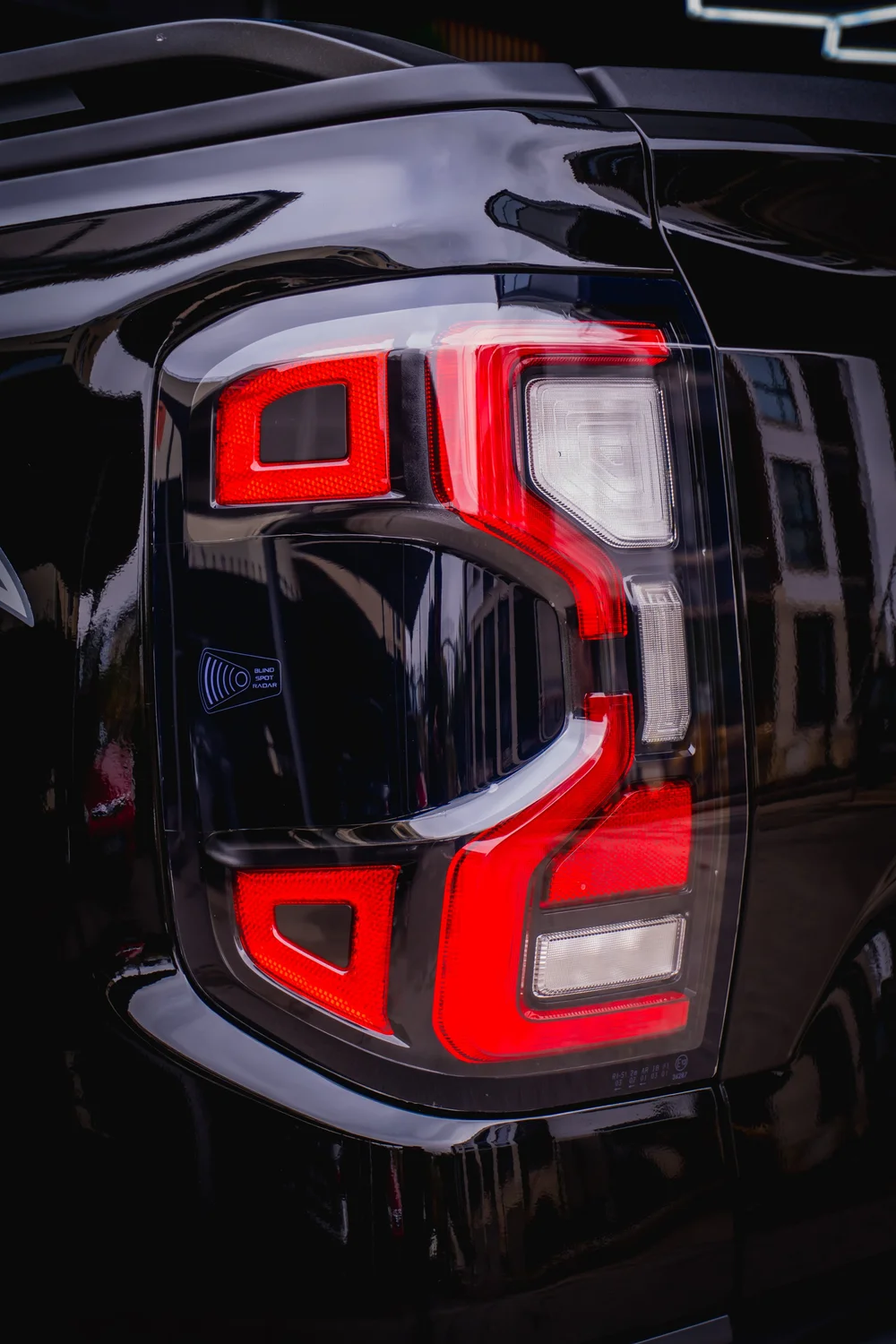 Заден LED стоп след обработката на Raptor