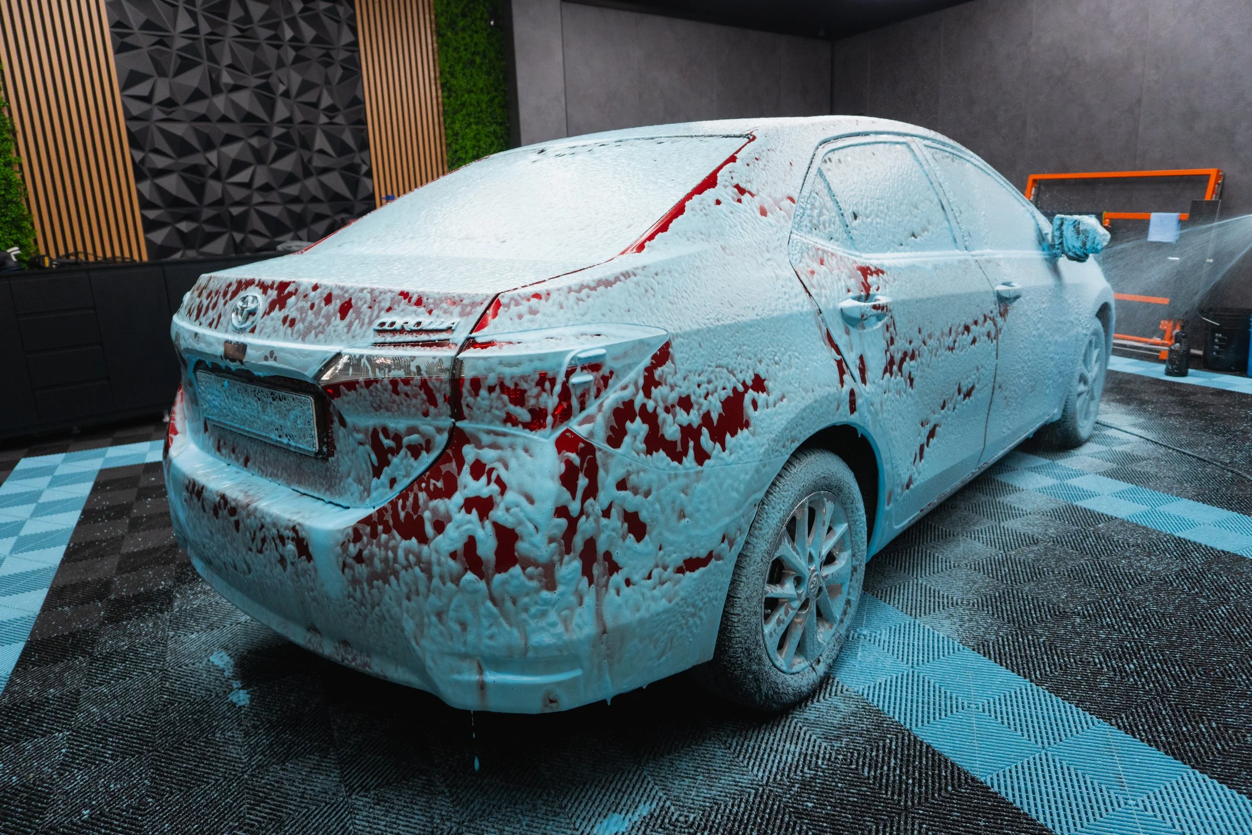 Toyota Corolla покрита с активна пяна