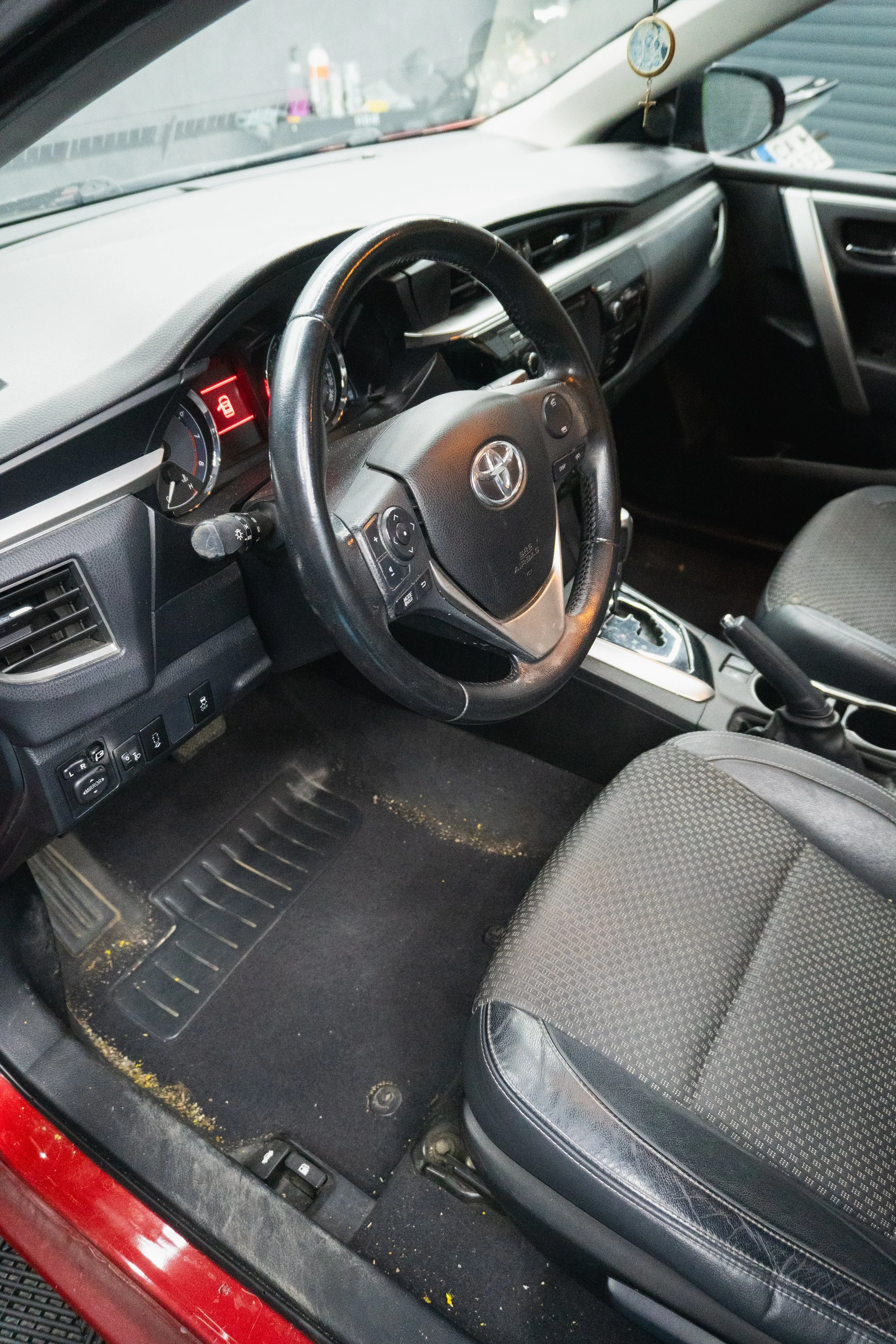 Интериорът на Toyota Corolla преди почистване