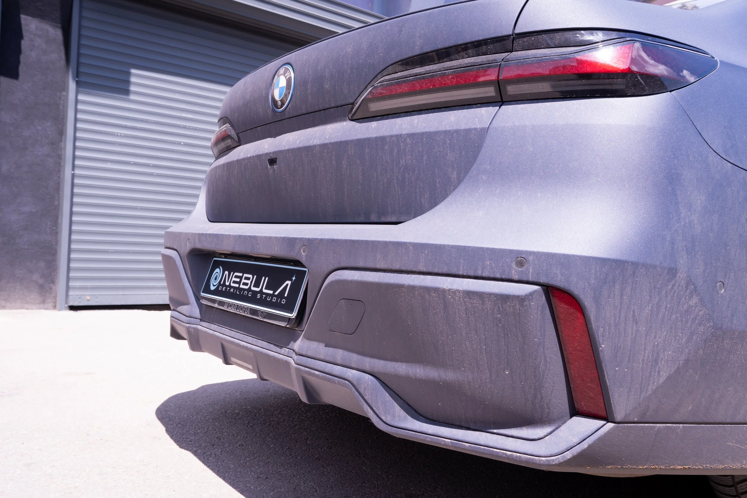 Задна част на BMW i7 при приемане