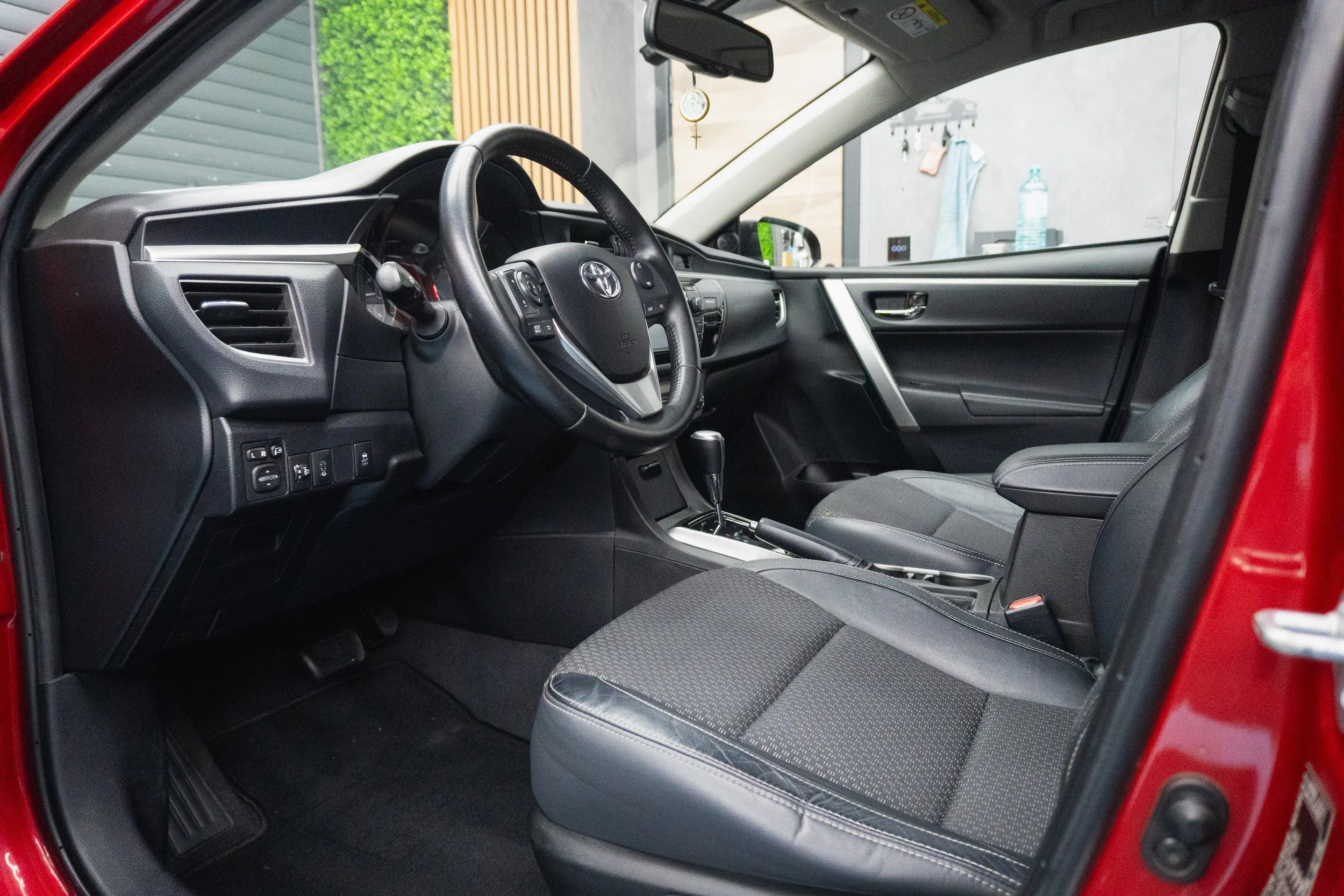Завършен интериор на Toyota Corolla