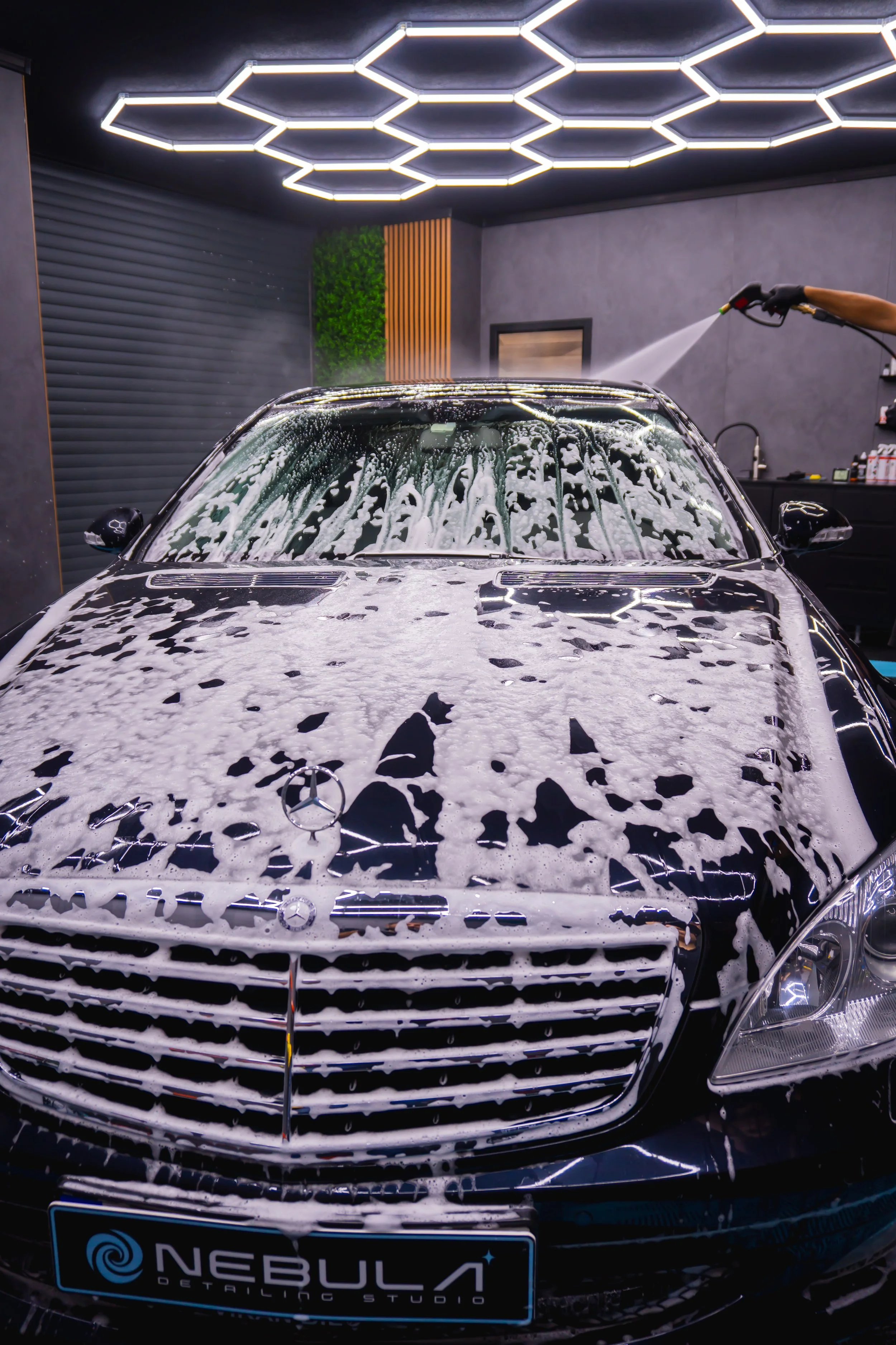 Mercedes-Benz S 350 в студиото с активна пяна