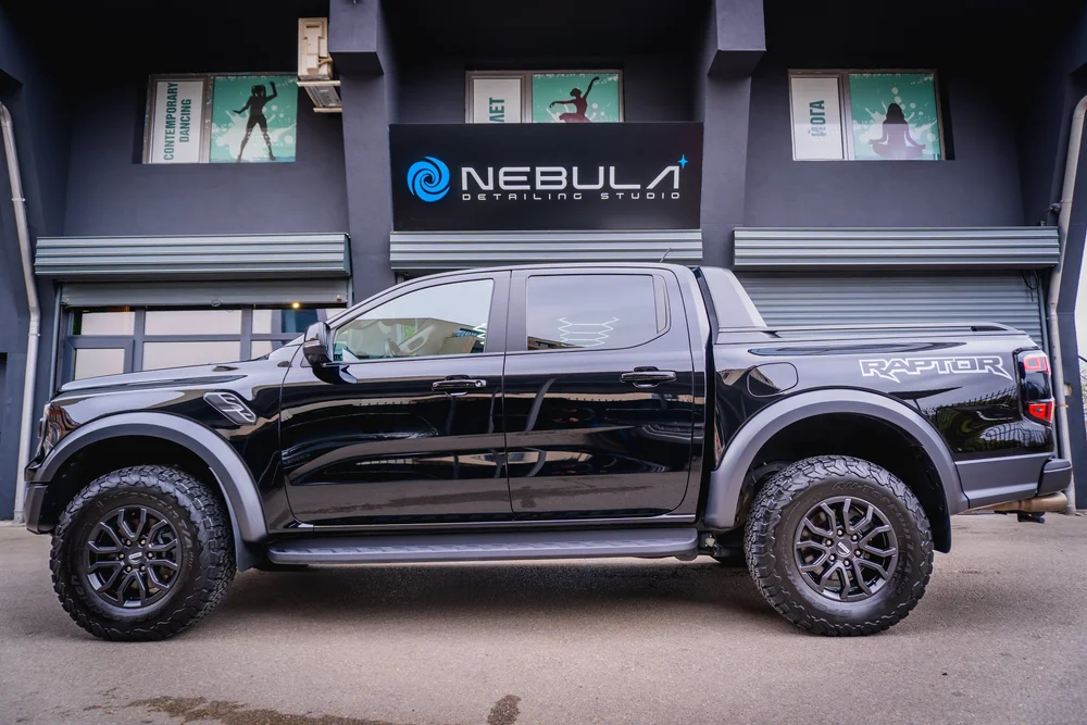 Ford Ranger Raptor страничен профил пред Nebula