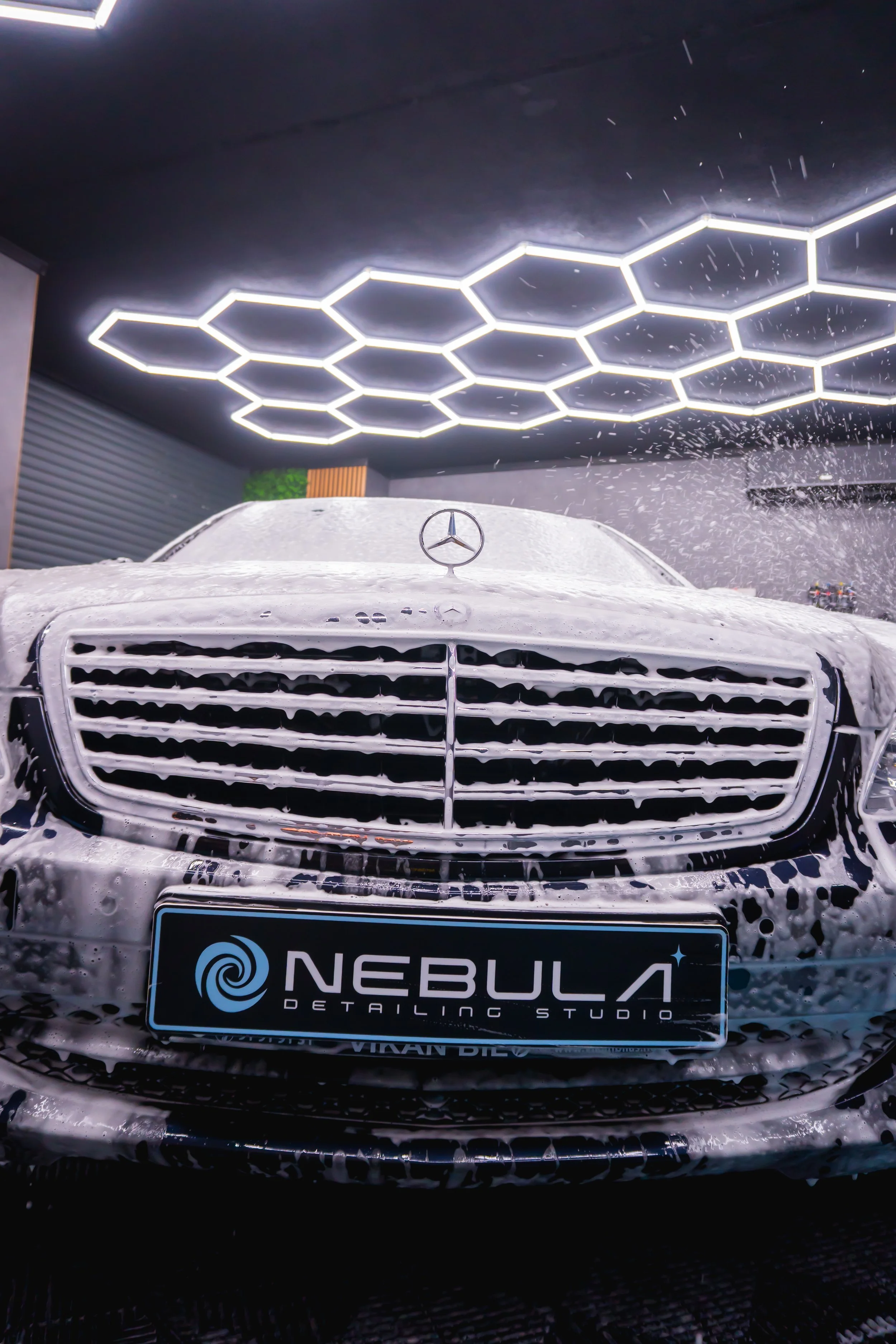 Предна част на Mercedes-Benz S 350 с активна пяна