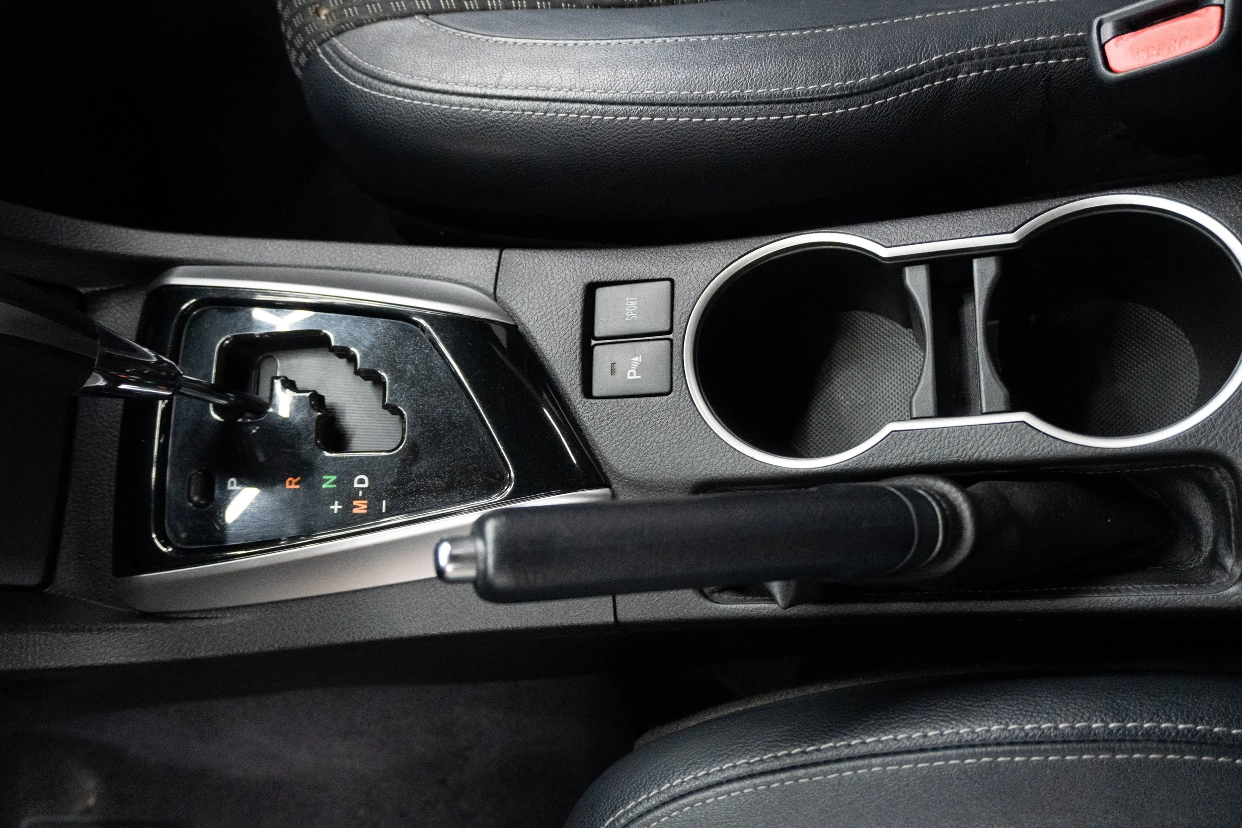 Почистена централна конзола на Toyota Corolla