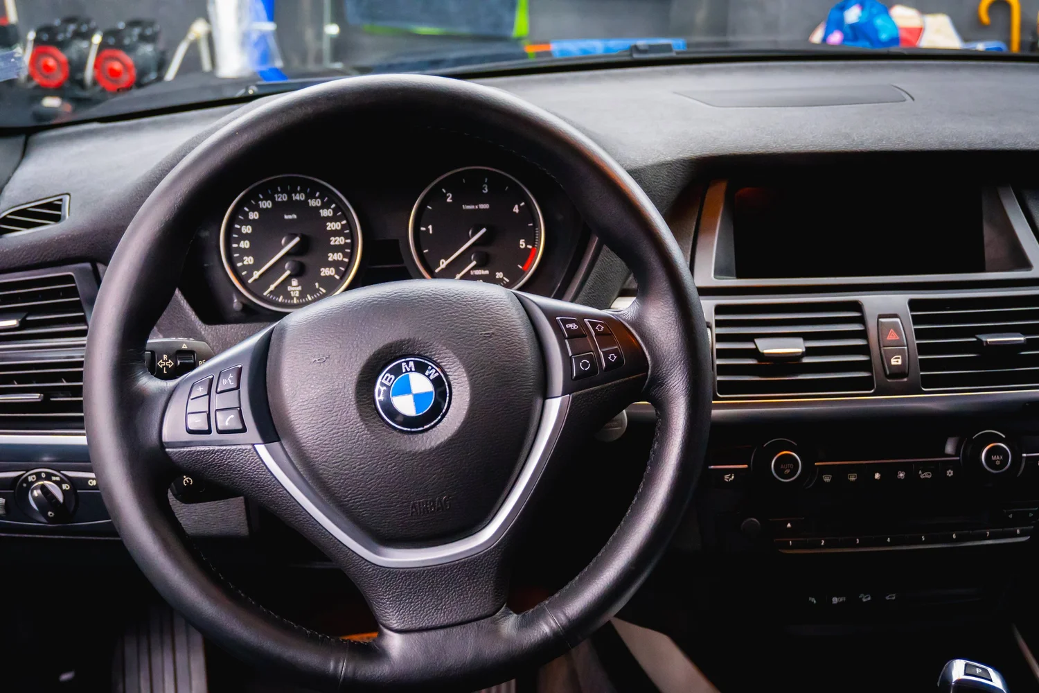 Табло на BMW X5 след интериорен детайлинг