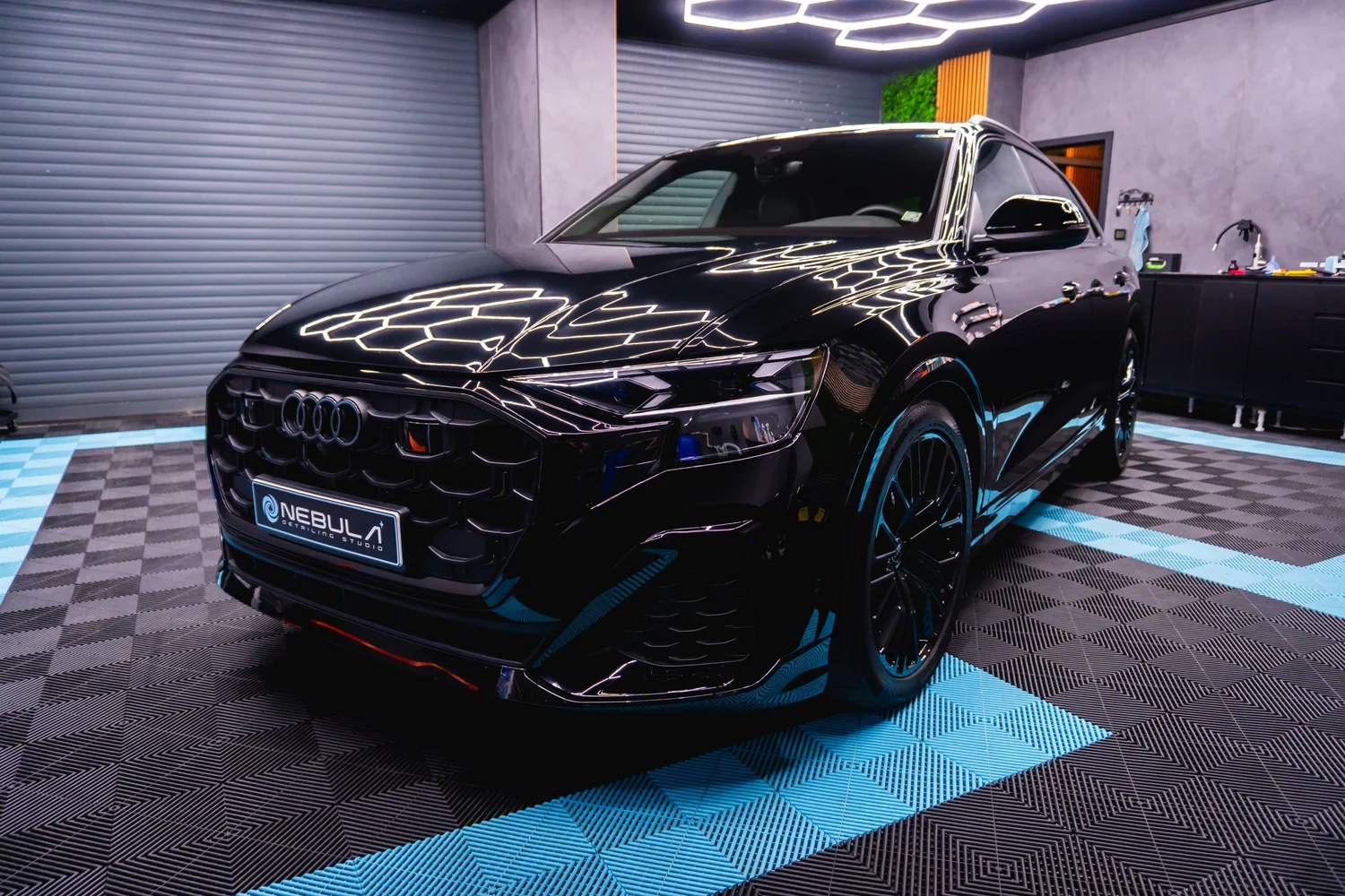 Audi Q8 · финален кадър в студиото