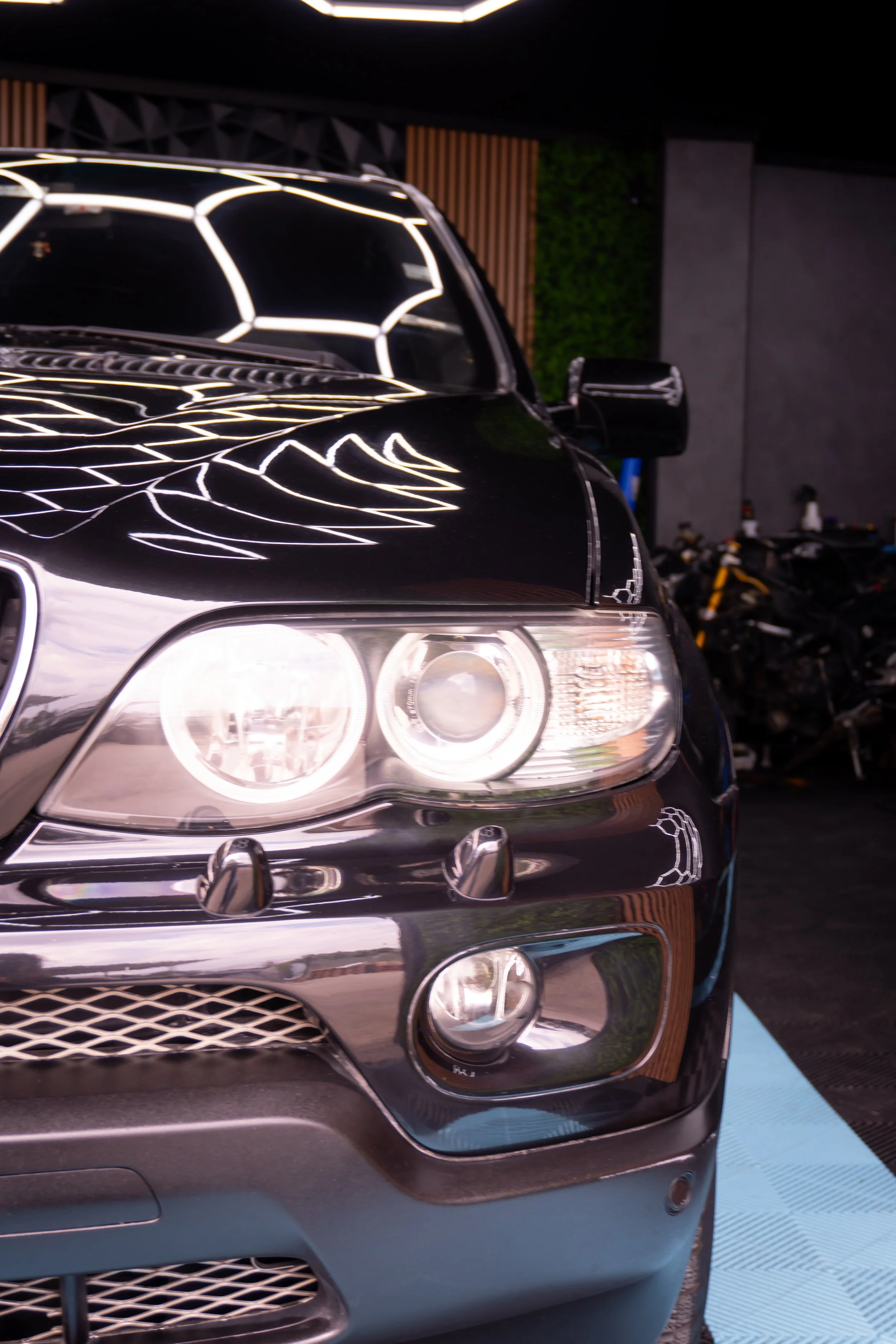 Фар и предница на BMW X5 след детайлинга