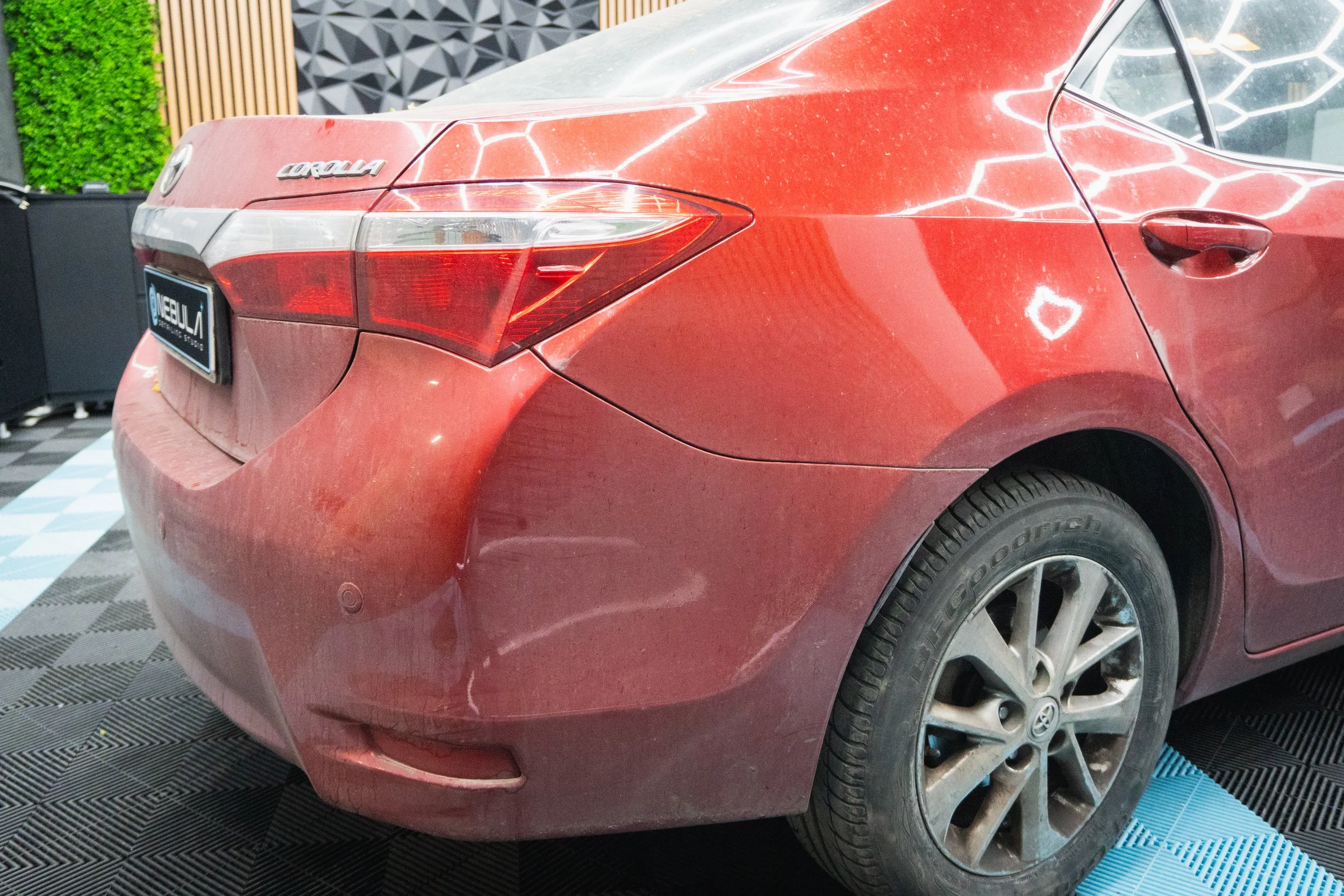 Задната част на Toyota Corolla преди детайлинга