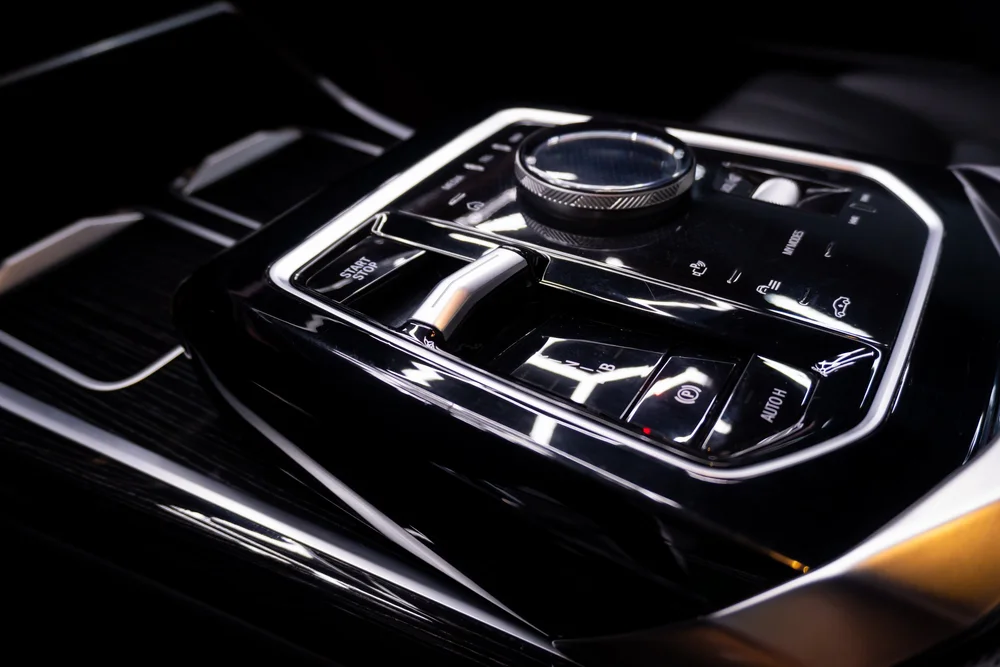 Почистена централна конзола на BMW i7