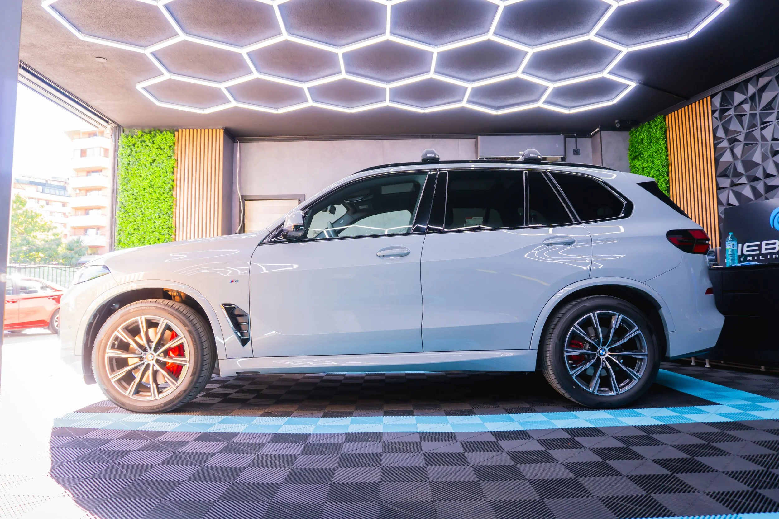 BMW X5 страничен профил след интериорен детайлинг и защити