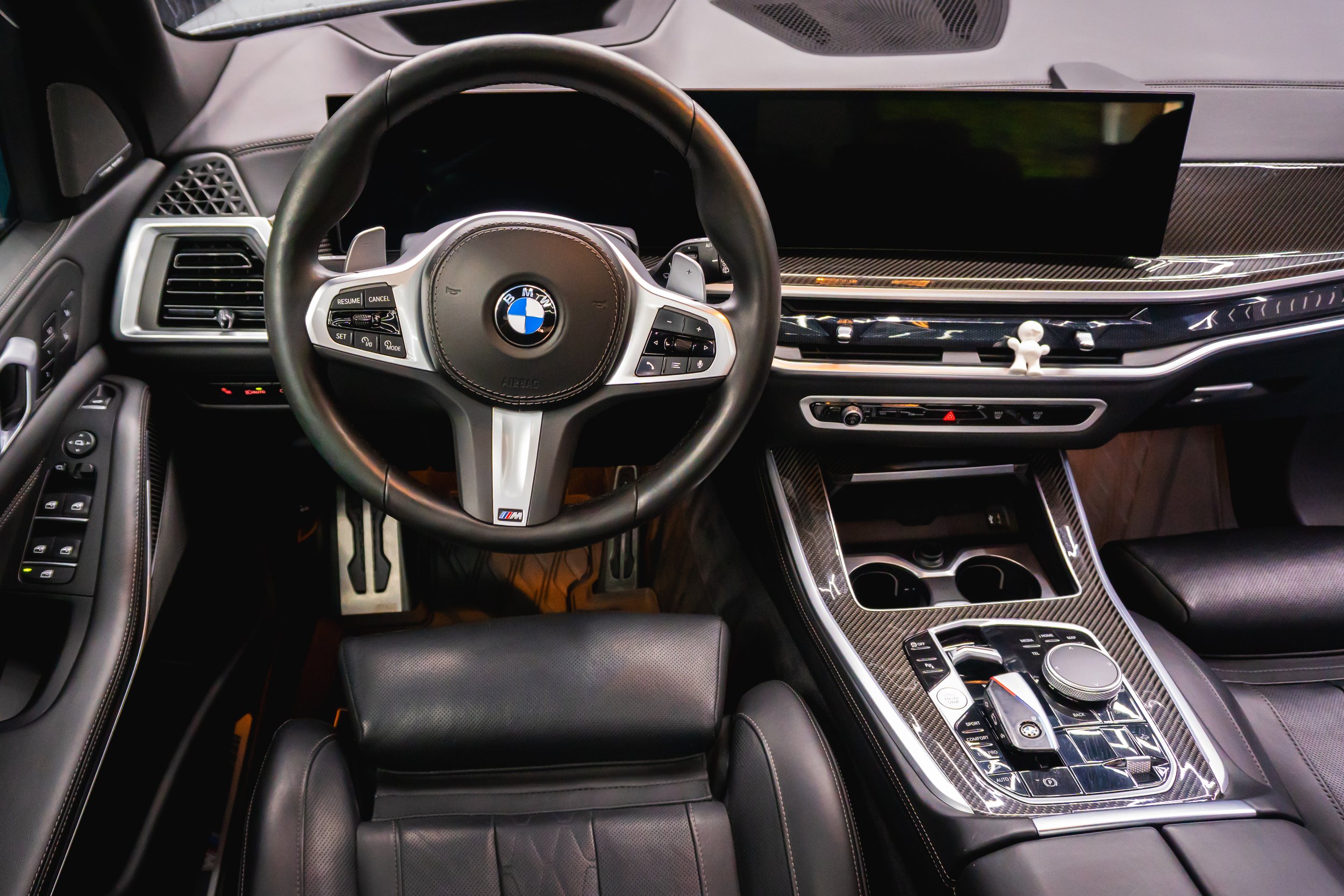 Предна част на интериора на BMW X5 след детайлинг