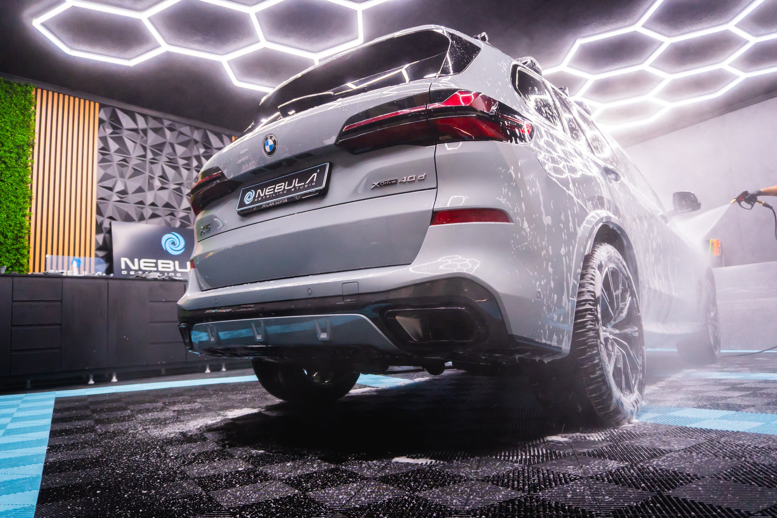 Задна част на BMW X5 при външно измиване