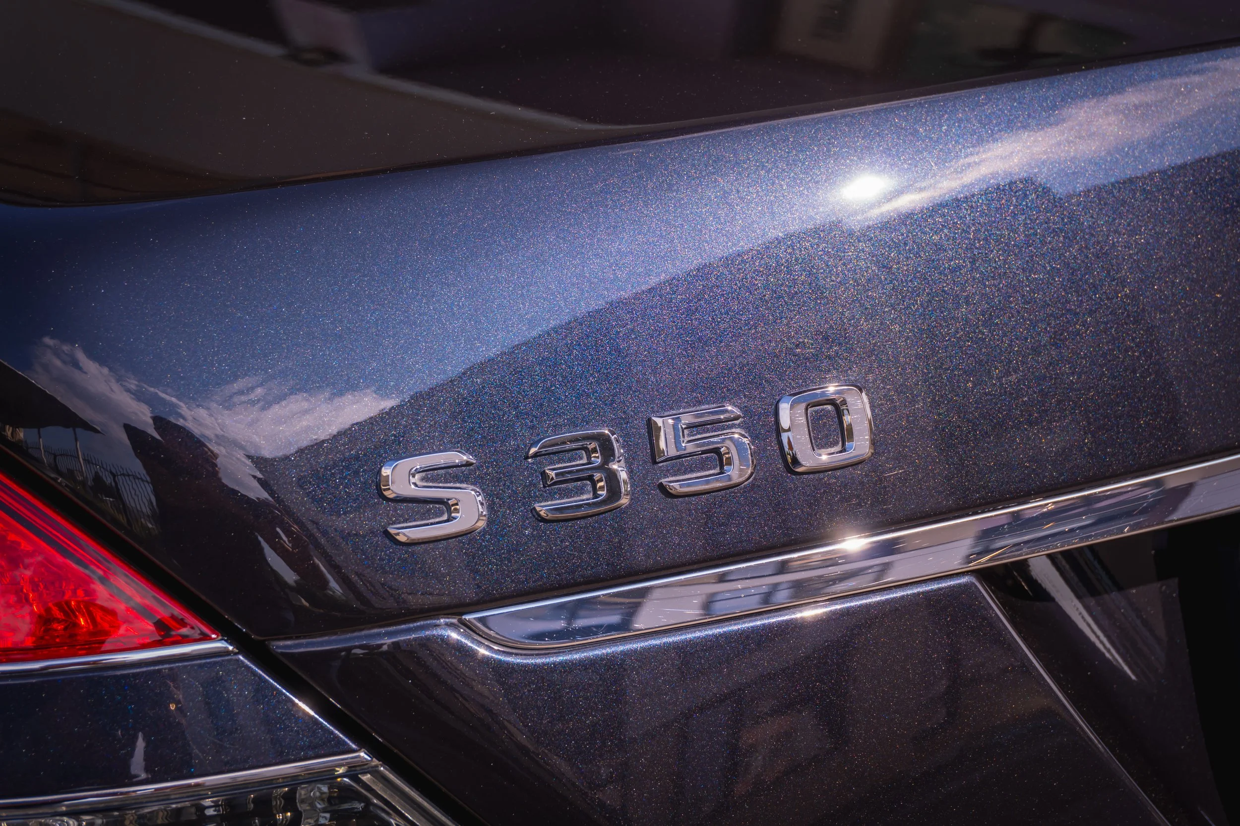 Емблема S 350 на Mercedes-Benz след обработките