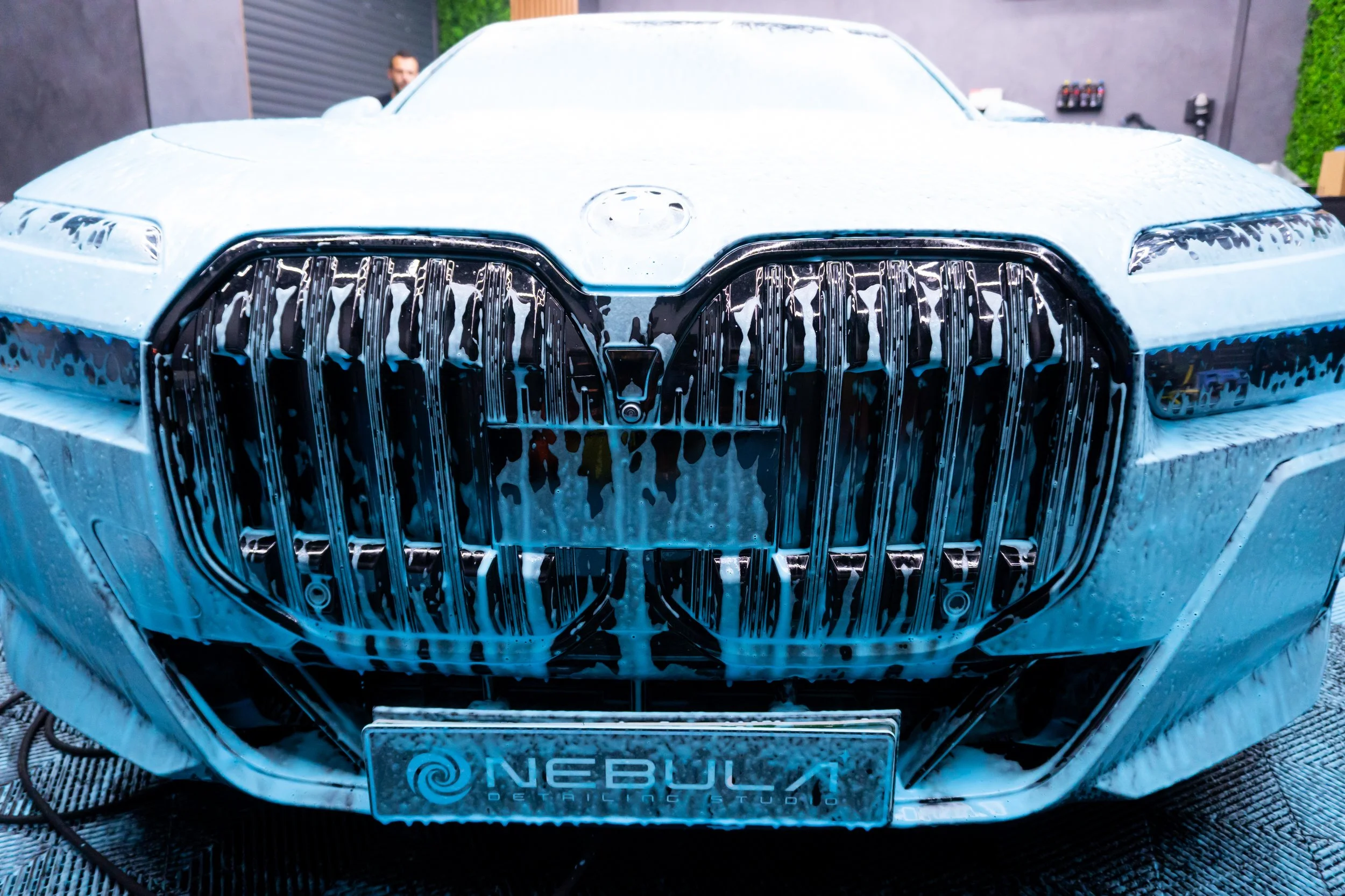 Предна част на BMW i7 с активна пяна