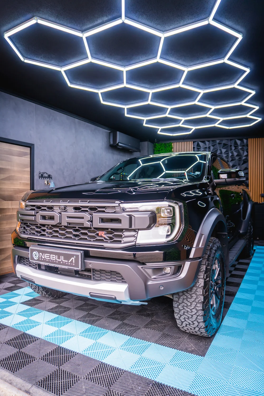 Готовият Raptor на входа на студиото