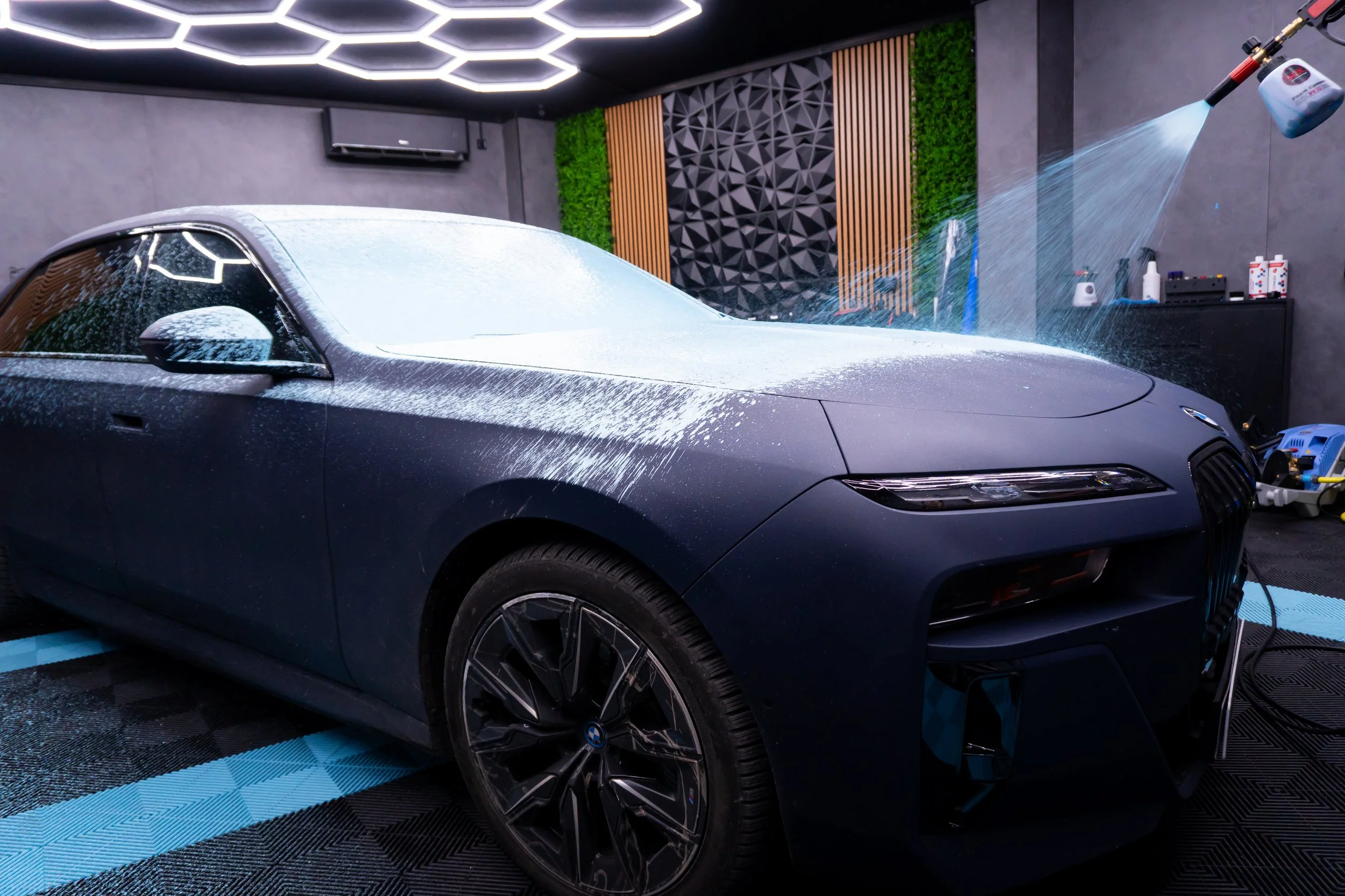 Детайл от екстериора на BMW i7 преди измиване
