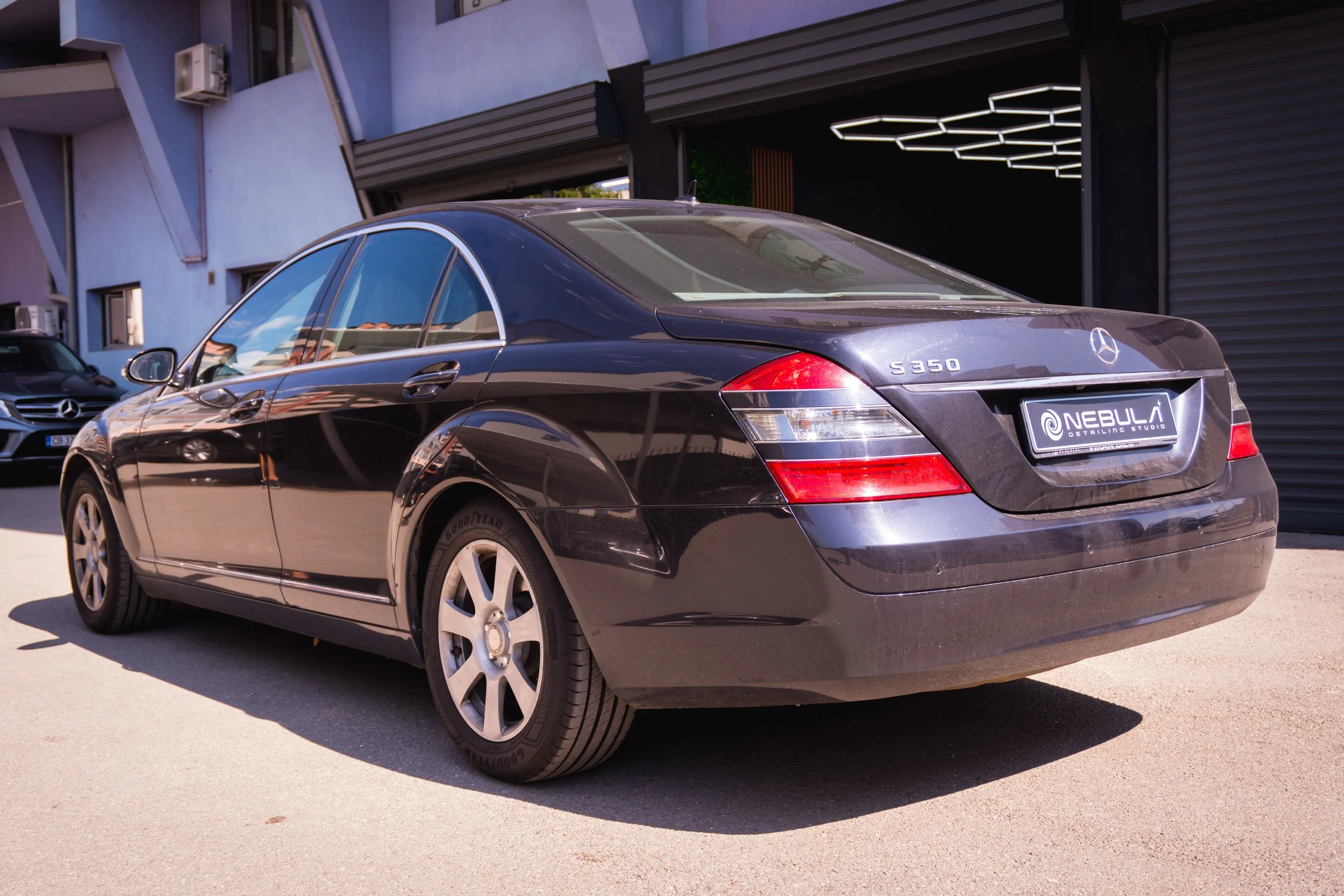Mercedes-Benz S 350 задна част при приемане