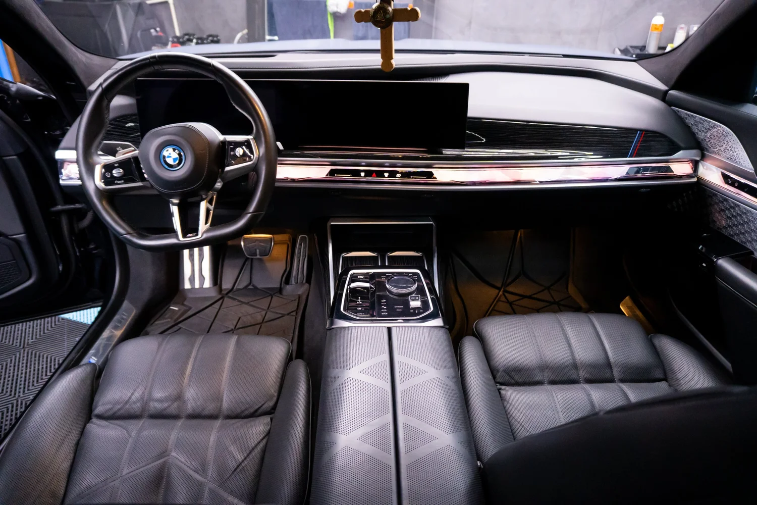 BMW i7 след интериорен детайлинг