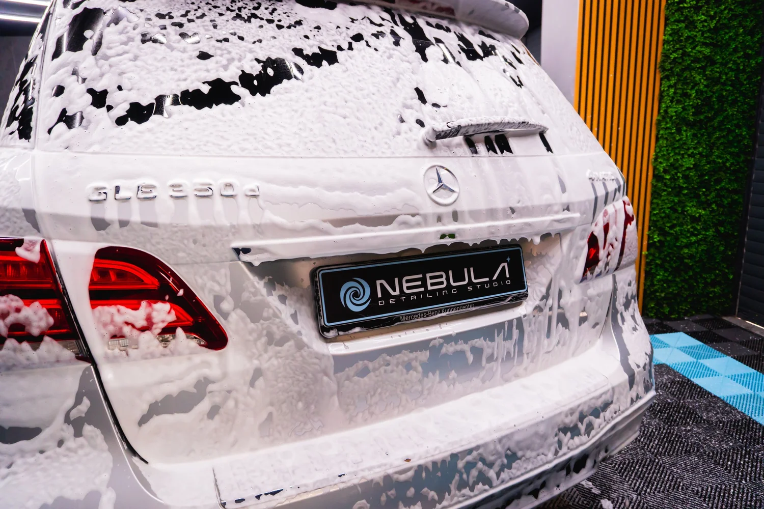 Mercedes-Benz GLE покрит с пяна