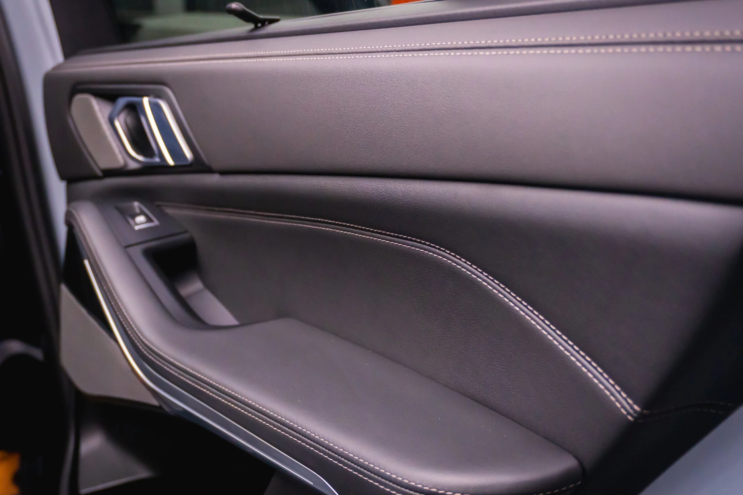 Кожена кора на врата на BMW X5 след обработка