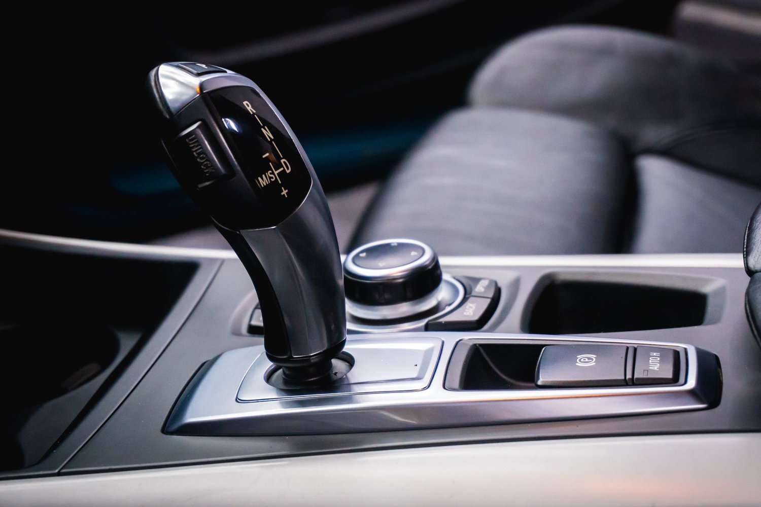 Централна конзола на BMW X5 след почистване