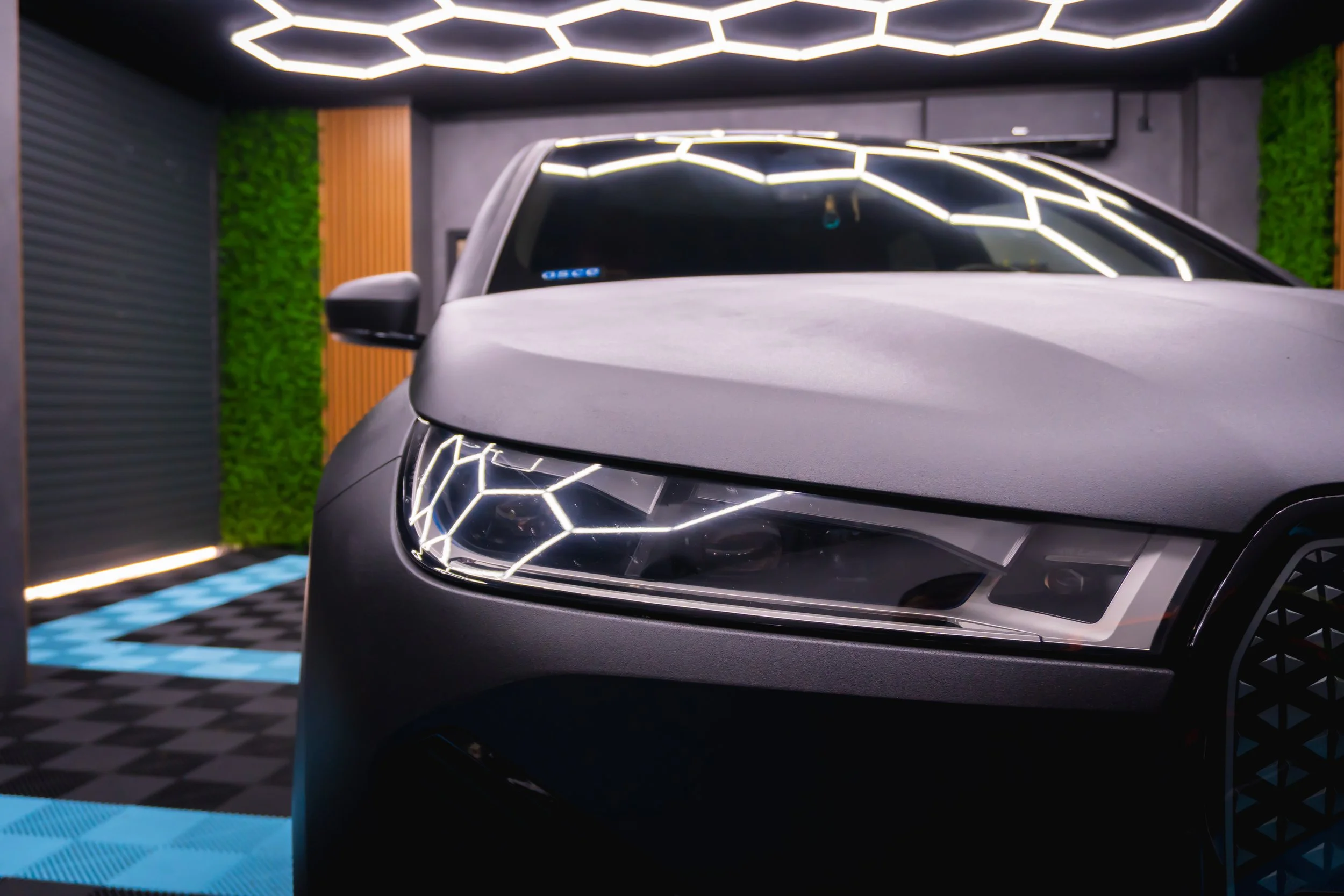 Фар на BMW iX след екстериорен детайлинг