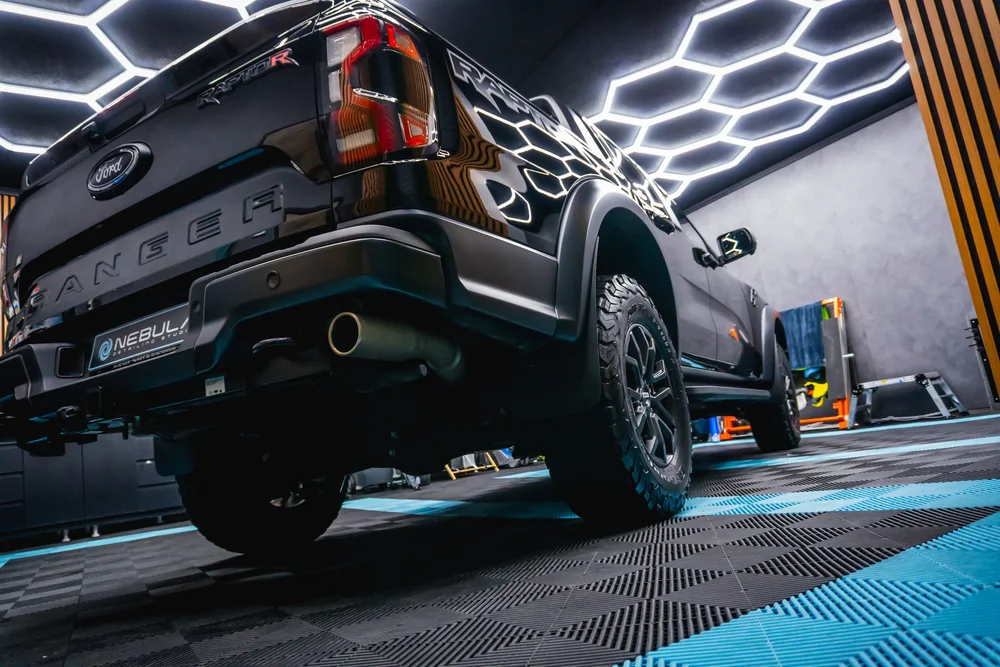 Нисък ракурс към задната част на Ford Raptor